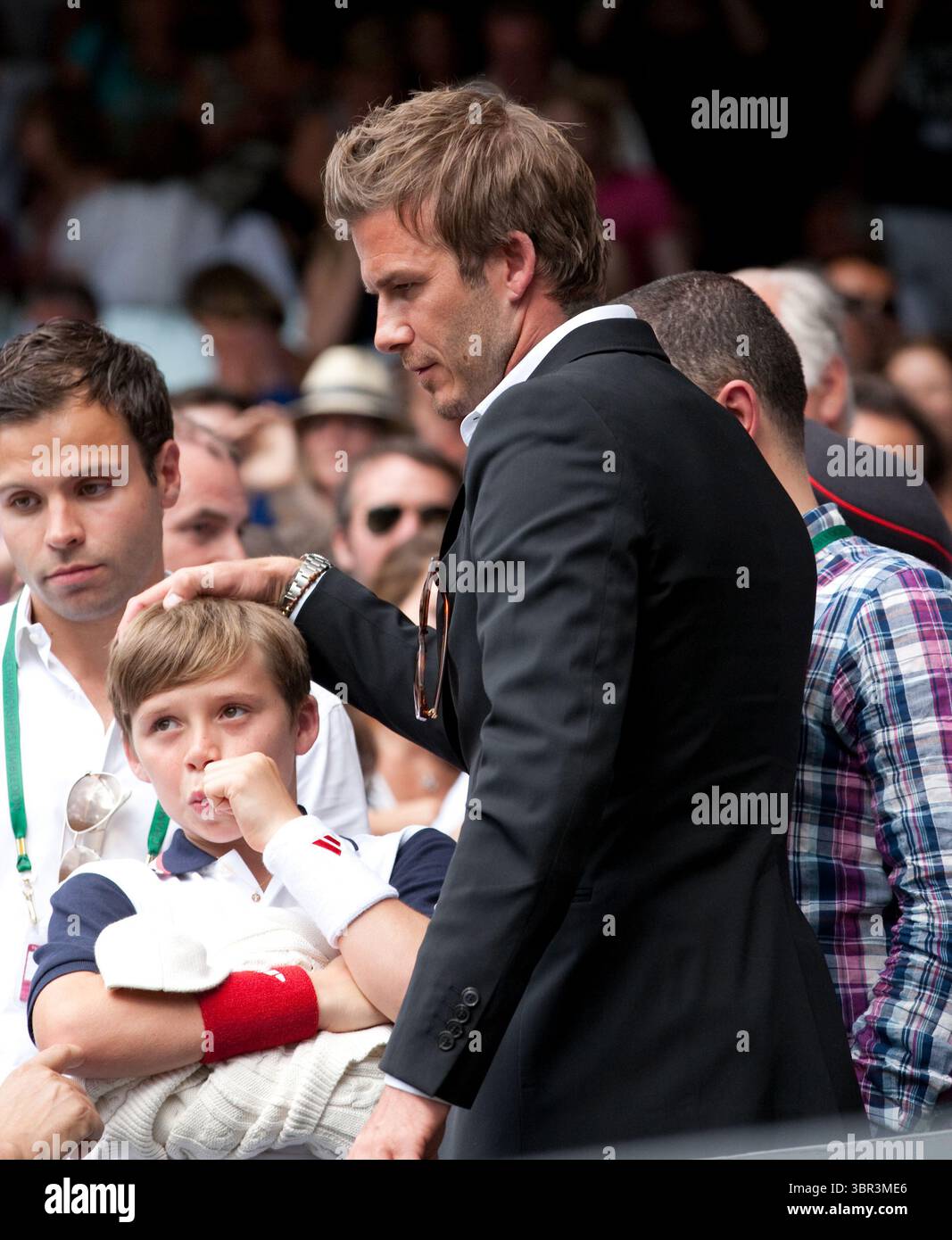 2. Juli 2010, London, Vereinigtes Königreich: LONDON, ENGLAND - 02. JULI: Der Fußballspieler David Beckham (trägt seinen Ehering bei Gerüchten über eine Trennung mit Frau Victoria Beckham) und Sohn Brooklyn nehmen am 2. Juli 2010 am Elften Tag der Wimbledon Lawn Tennis Championships im All England Lawn Tennis and Croquet Club in London, England, Teil. Leute: David Beckham Brooklyn. (Kreditbild: © SMG via ZUMA Wire) Stockfoto