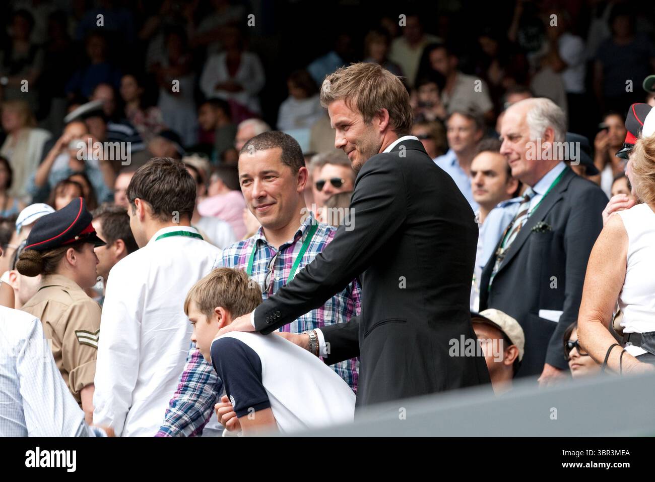2. Juli 2010, London, Vereinigtes Königreich: LONDON, ENGLAND - 02. JULI: Der Fußballspieler David Beckham (trägt seinen Ehering bei Gerüchten über eine Trennung mit Frau Victoria Beckham) und Sohn Brooklyn nehmen am 2. Juli 2010 am Elften Tag der Wimbledon Lawn Tennis Championships im All England Lawn Tennis and Croquet Club in London, England, Teil. Leute: David Beckham Brooklyn. (Kreditbild: © SMG via ZUMA Wire) Stockfoto