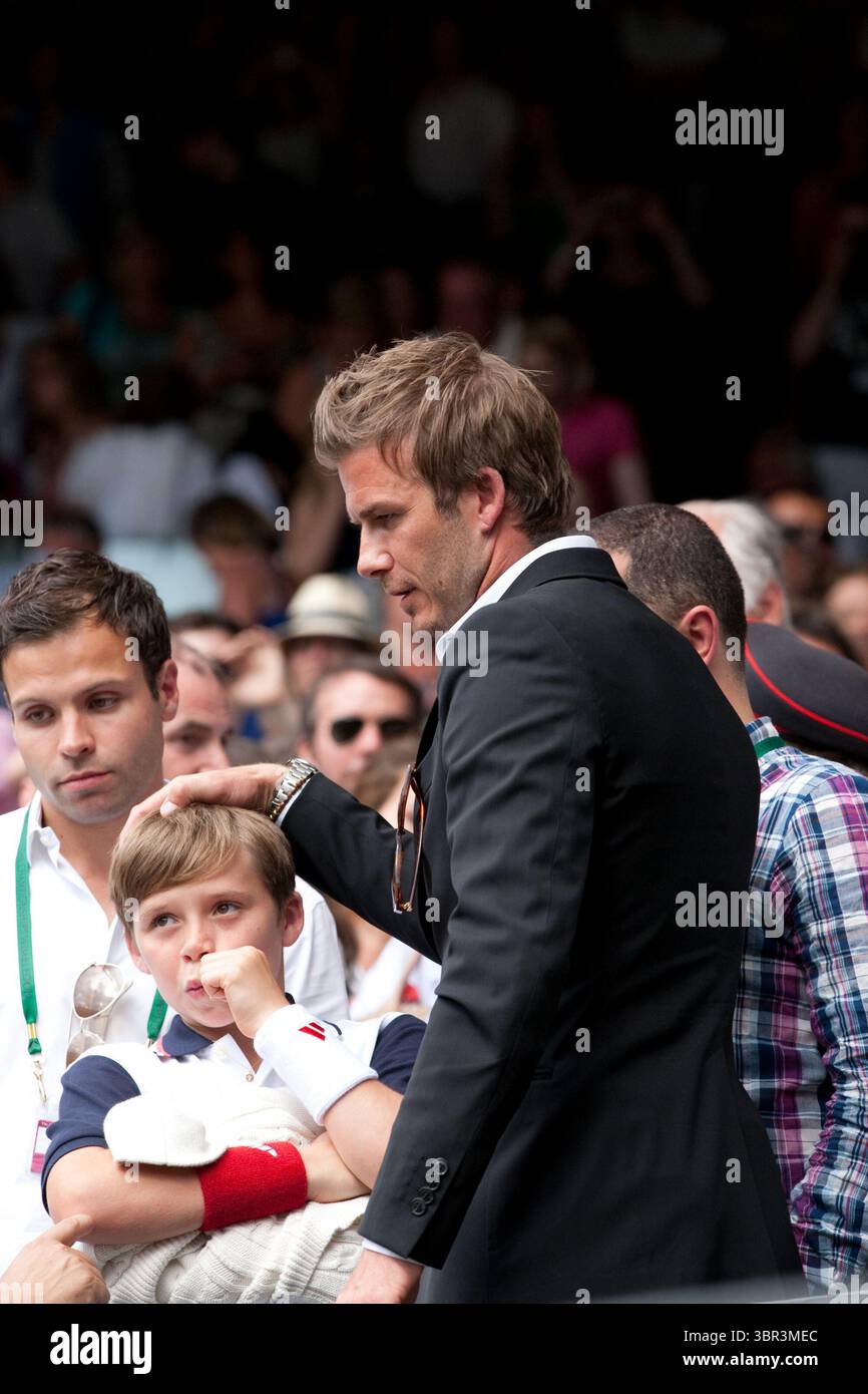 2. Juli 2010, London, Vereinigtes Königreich: LONDON, ENGLAND - 02. JULI: Der Fußballspieler David Beckham (trägt seinen Ehering bei Gerüchten über eine Trennung mit Frau Victoria Beckham) und Sohn Brooklyn nehmen am 2. Juli 2010 am Elften Tag der Wimbledon Lawn Tennis Championships im All England Lawn Tennis and Croquet Club in London, England, Teil. Leute: David Beckham Brooklyn. (Kreditbild: © SMG via ZUMA Wire) Stockfoto