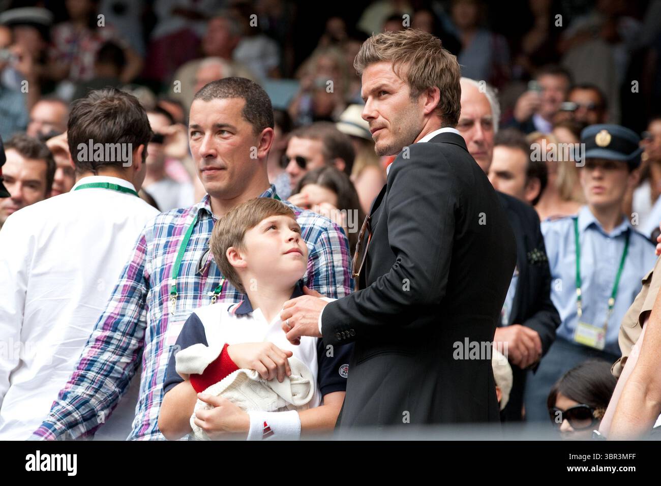 2. Juli 2010, London, Vereinigtes Königreich: LONDON, ENGLAND - 02. JULI: Der Fußballspieler David Beckham (trägt seinen Ehering bei Gerüchten über eine Trennung mit Frau Victoria Beckham) und Sohn Brooklyn nehmen am 2. Juli 2010 am Elften Tag der Wimbledon Lawn Tennis Championships im All England Lawn Tennis and Croquet Club in London, England, Teil. Leute: David Beckham Brooklyn. (Kreditbild: © SMG via ZUMA Wire) Stockfoto