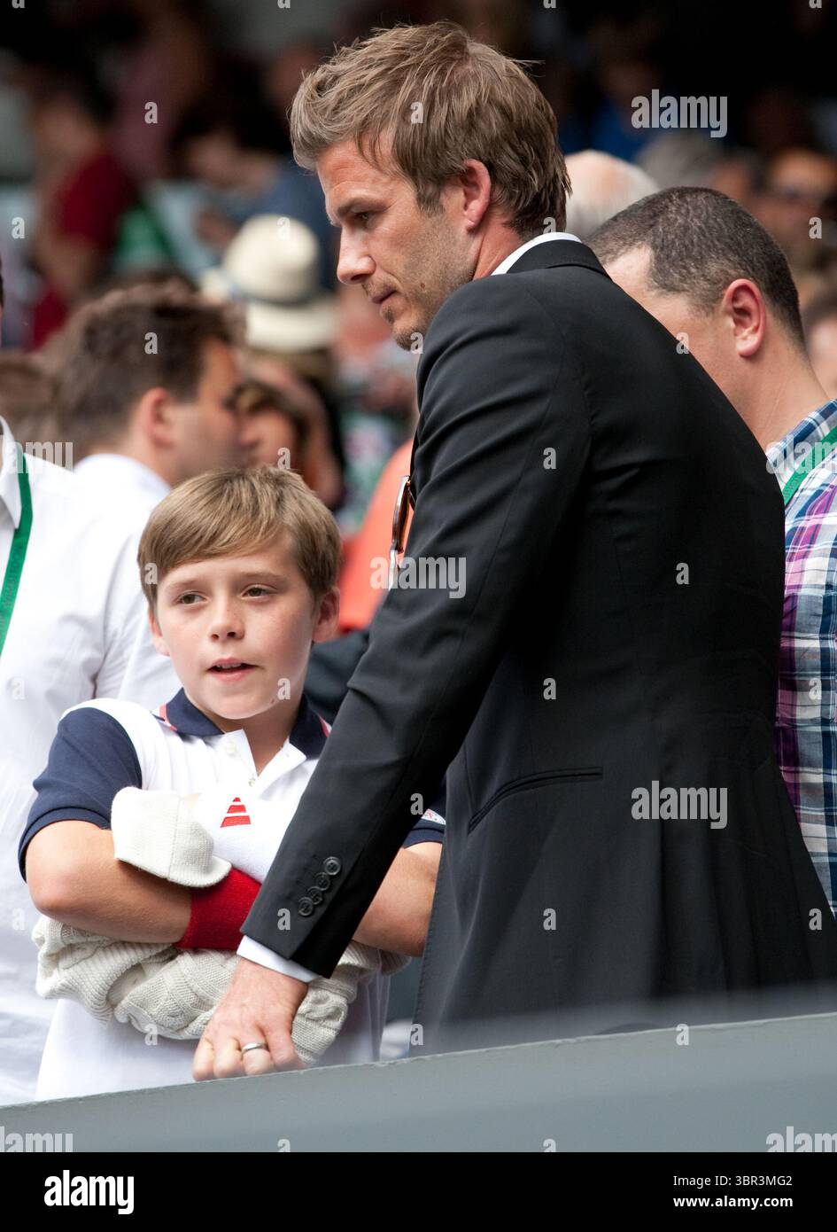 2. Juli 2010, London, Vereinigtes Königreich: LONDON, ENGLAND - 02. JULI: Der Fußballspieler David Beckham (trägt seinen Ehering bei Gerüchten über eine Trennung mit Frau Victoria Beckham) und Sohn Brooklyn nehmen am 2. Juli 2010 am Elften Tag der Wimbledon Lawn Tennis Championships im All England Lawn Tennis and Croquet Club in London, England, Teil. Leute: David Beckham Brooklyn. (Kreditbild: © SMG via ZUMA Wire) Stockfoto