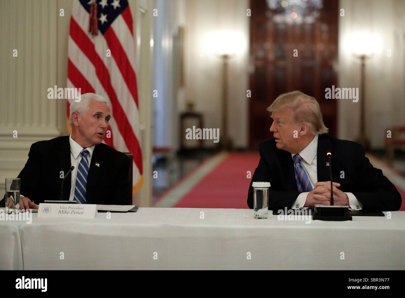 7. Juli 2020, Washington, District of Columbia, USA: US-Präsident Donald J. Trump spricht am 7. Juli 2020 mit US-Vizepräsident Mike Pence über die sichere Wiedereröffnung von Schulen im Weißen Haus in Washington (Foto: © Yuri Gripas/CNP via ZUMA Wire) Stockfoto