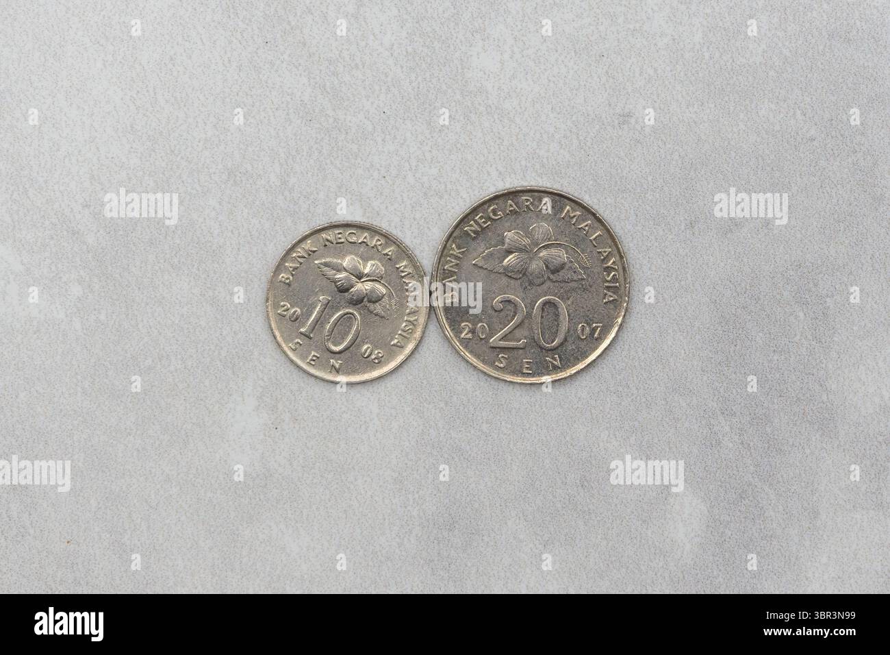 Alte malaysische 10 Sen (2008) und 20 Sen (2007) Münzen, Kupfer-Nickel-Zusammensetzung, ausgegeben von Bank Negara Malaysia. Währung Draufsicht. Stockfoto