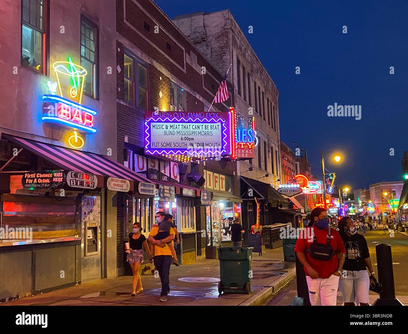 Juli 2020, Memphis, Tennessee, USA: Beale Street, ein beliebtes Reiseziel und berühmte Straße in Memphis, Tennessee am 10. Juli 2020. Aufgrund der COVID-19-Pandemie ist die Menschenmenge dünn, da in diesem Sommer weniger Menschen reisen. Memphis ist die Heimat einer Vielzahl von Projekten zur städtischen Revitalisierung. (Kreditbild: © Karen Focht/ZUMA Wire) Stockfoto