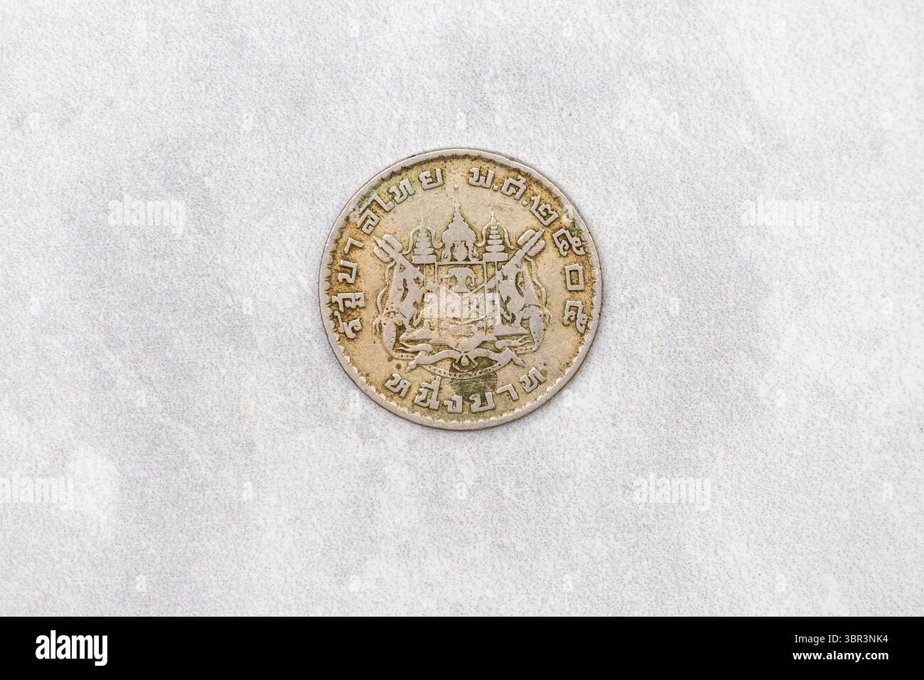 Antike thailändische Satang-Münze. Authentisches thailändisches Baht-Währungsgeld, das den historischen Wert asiatischer Finanzen veranschaulicht. Stockfoto