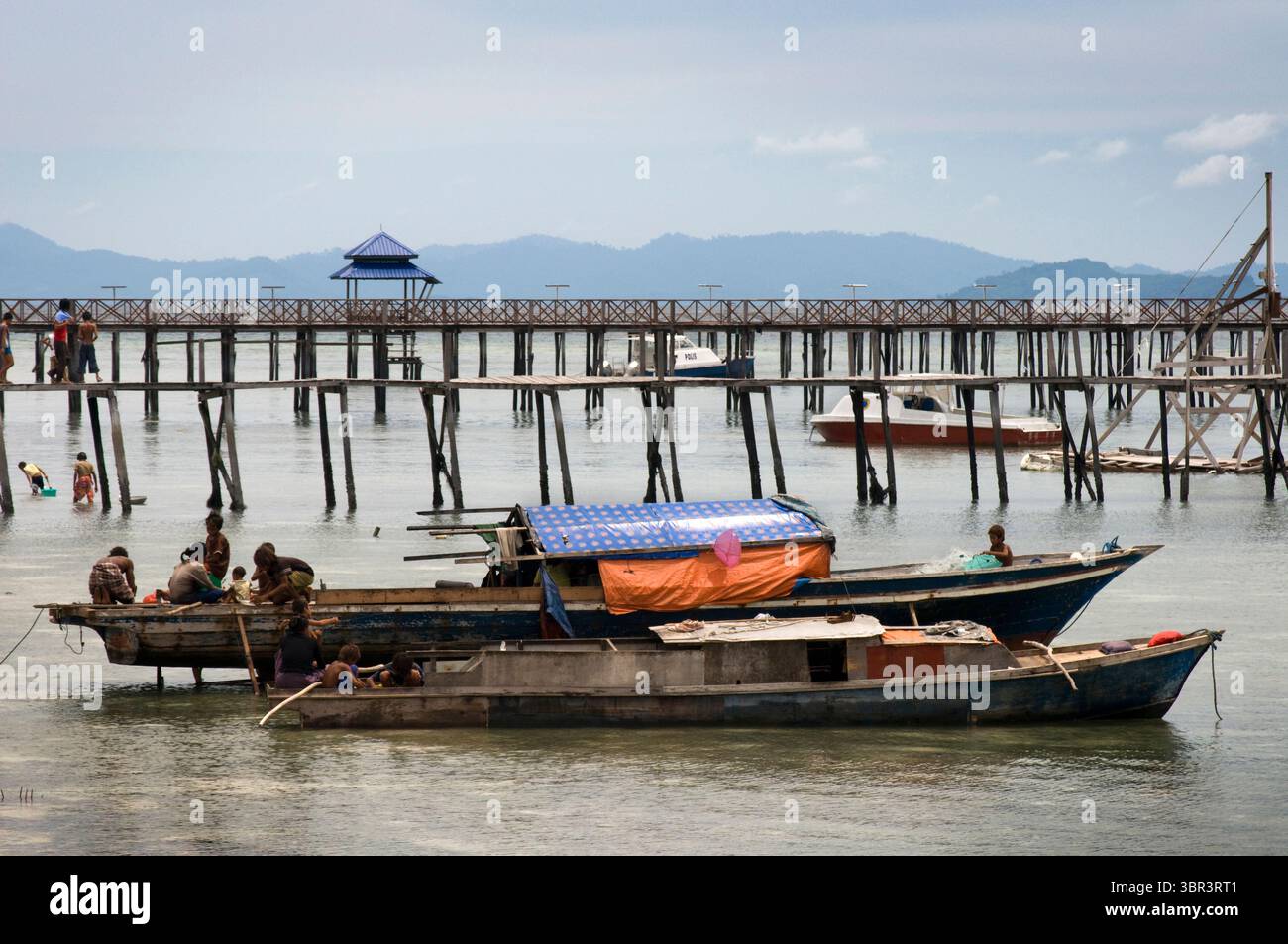 20. April 2010, Mabul, Borneo, Malaysia: Insel Pulau Mabul in Sabah, Borneo, Ost-Malaysia. Fischerboote entlang des Piers auf Pulau Mabul. Seine Einwohner, hauptsächlich philippinische Einwanderer, sind in der Fischerei tätig. Tauchen im Paradies. Ein Tauchriff und Mucktauchen, das sich in einem kleinen Hügel entwickelt. An diesem Tag beobachten wir Schulen von jungen Barrakudas und Schulen von Füsilieren, aber auch markante Nacktschnecken, Geisterpfeifenfische und Skorpionfische. Nachts ändert sich das Bild, und eine der Attraktionen - gerade in der Dämmerung - ist die Begegnung mit den Mandarinen. Schwammkrabben, Schlangen, Schildkröten, Krokodilfische Stockfoto