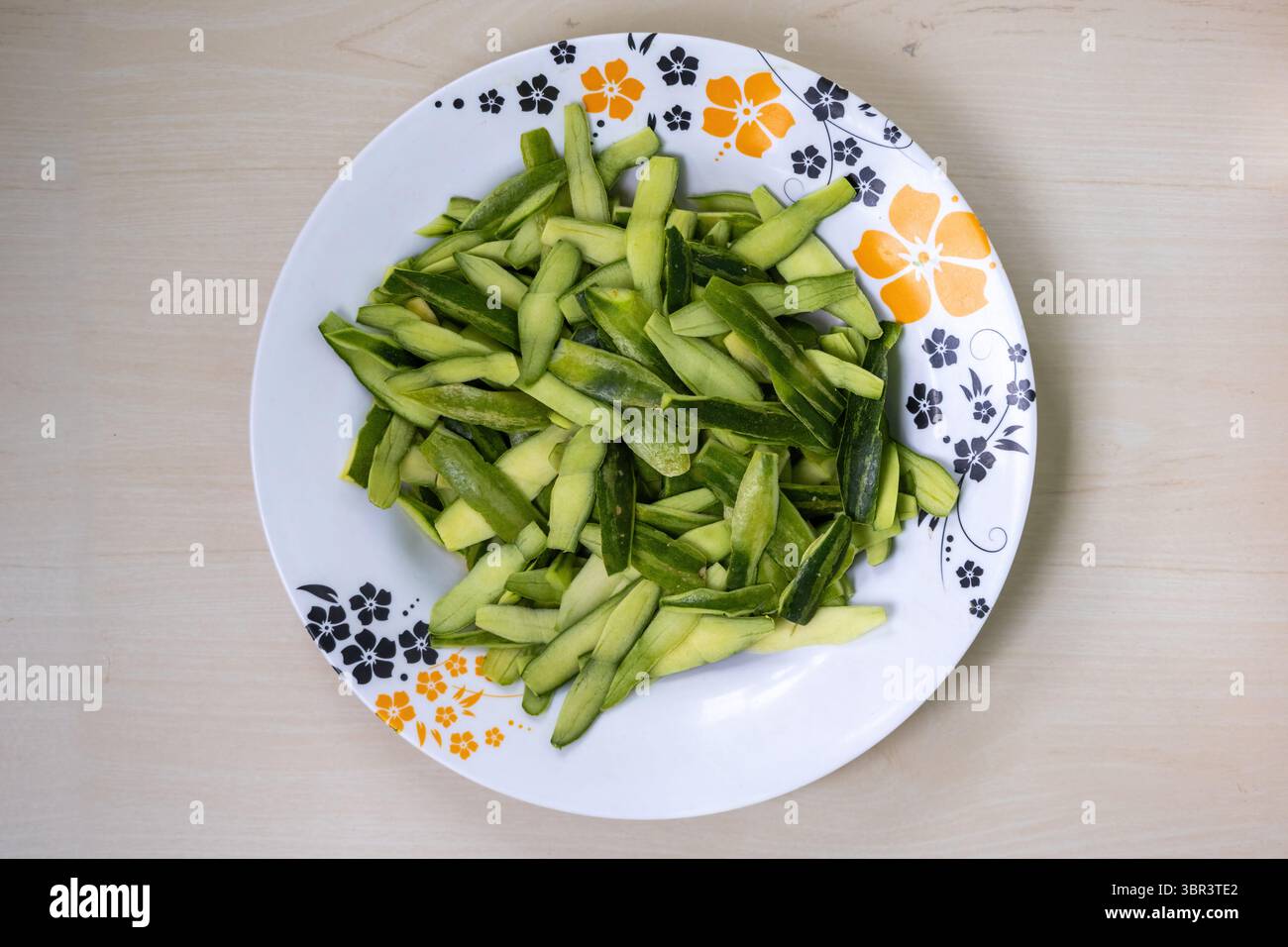Frische grüne, spitze Kürbishaut (Parwal, Potol, Patol, Parval) in einer Melaminplatte. Blick von oben auf dieses beliebte südasiatische Gemüse, perfekt für gesunde Stockfoto