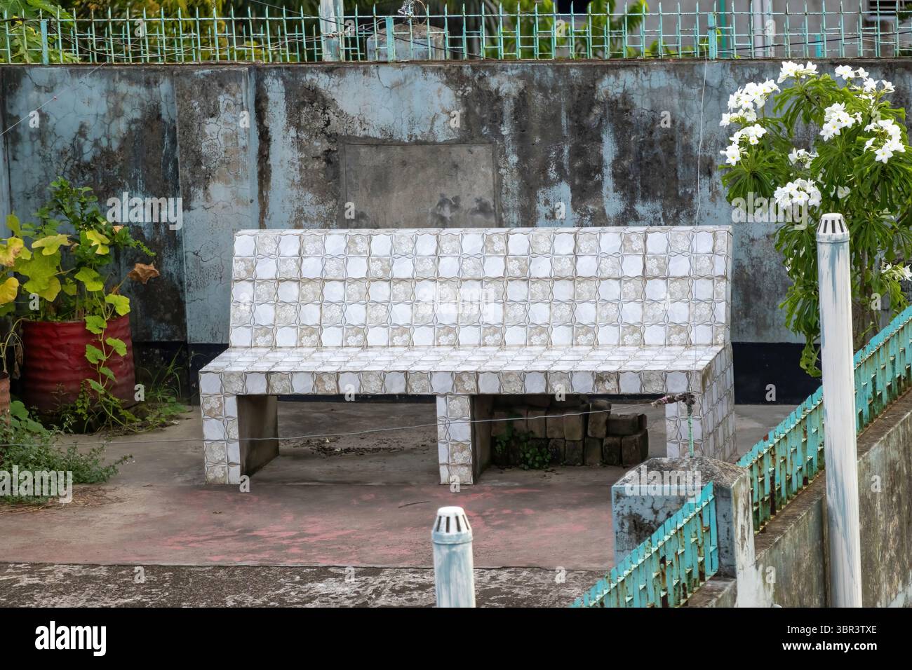 Wohndach mit charmanter Backsteinbank, aufwändig gekachelt für Komfort. Perfekter Ort zum Sitzen, Ausruhen und Entspannen hoch über der Stadt mit einer Erbse Stockfoto