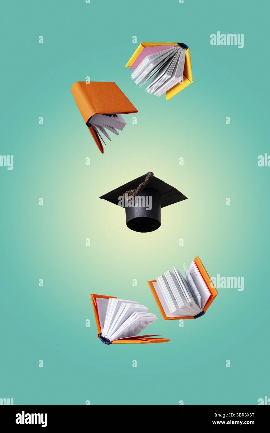 Studentenmütze und Lehrbücher fliegen auf blauem Hintergrund Stockfoto
