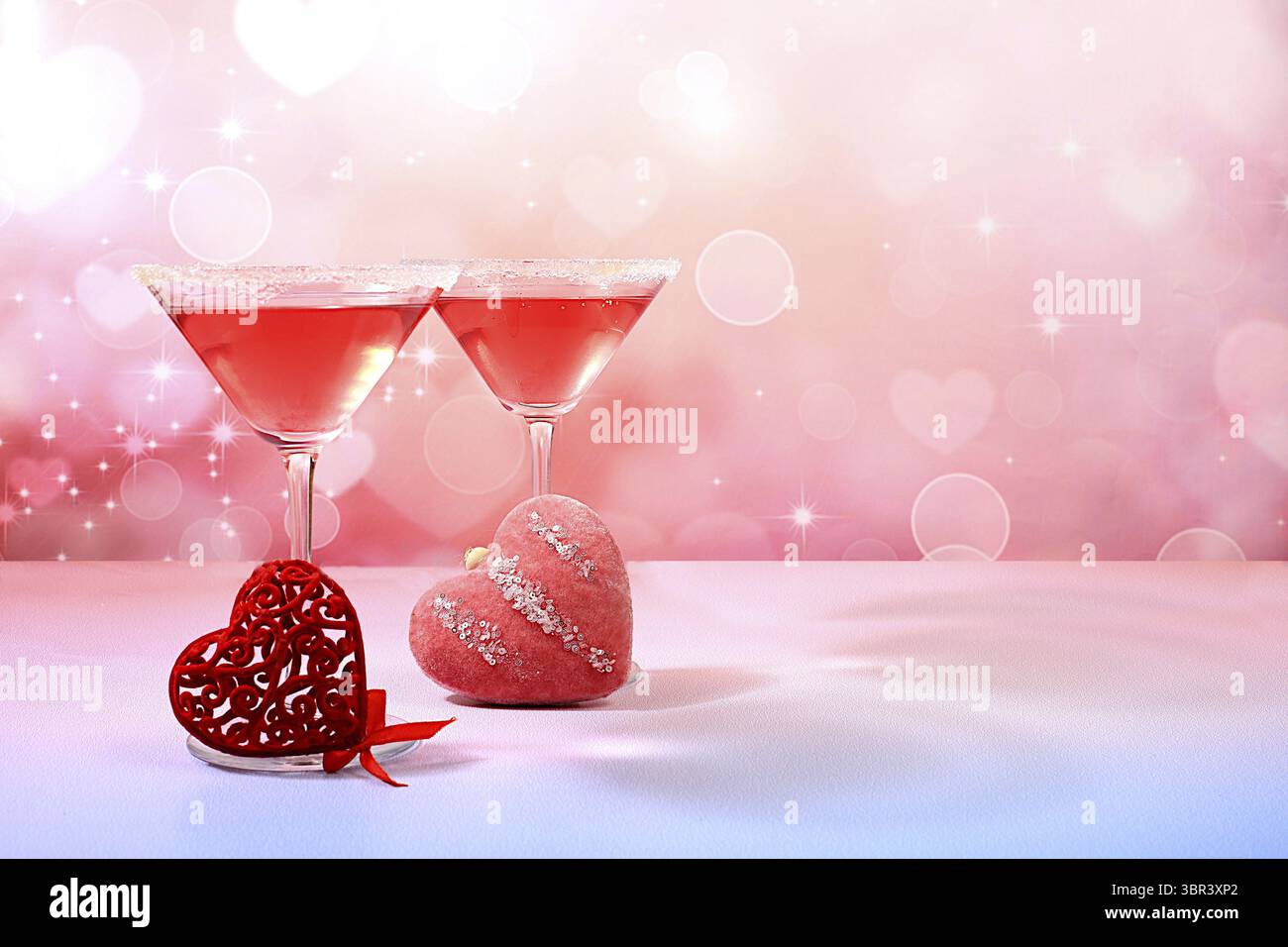 Festlicher alkoholischer Cocktail Martini in Gläsern und Herzen, Valentinstag-Konzept, alkoholische Getränke auf Party, Bar und Restaurant Werbung, selektiv Stockfoto