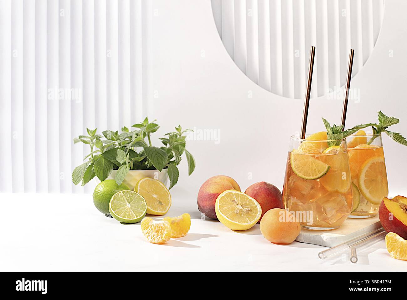 Erfrischendes Sommergetränk mit hausgemachter Limonade, Saft oder Cocktail mit Minze, Aprikosen, Pfirsichen und Zitrusfrüchten, Entgiftungsdiät und Gewichtsverlust Stockfoto