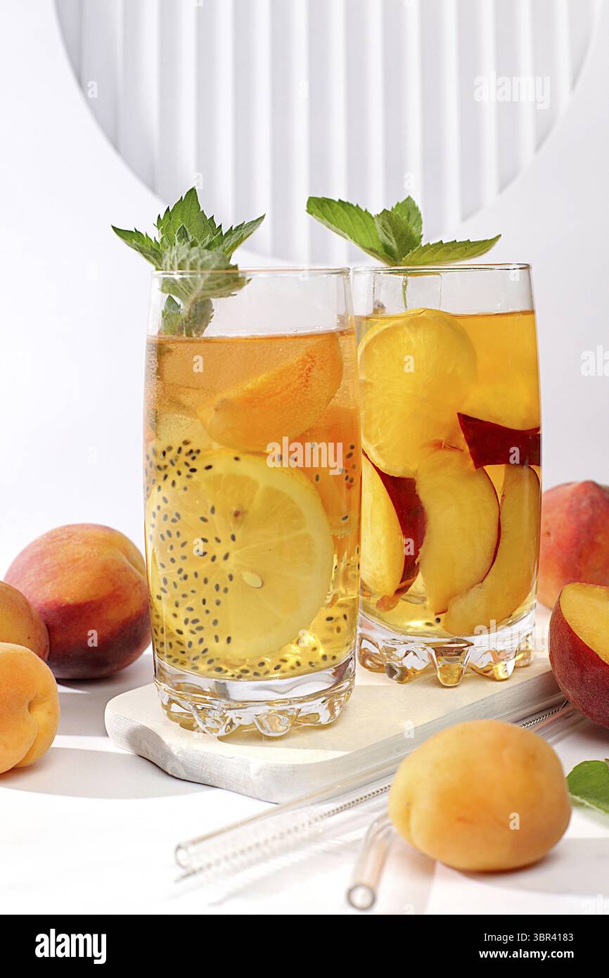 Diät-veganer Cocktail mit Chiasamen, Limette, Zitrone, Minze und Aprikosen. Detox Diät und Gewichtsverlust Konzept, Sommerparty und gesunde Lebensstil Werbung Stockfoto
