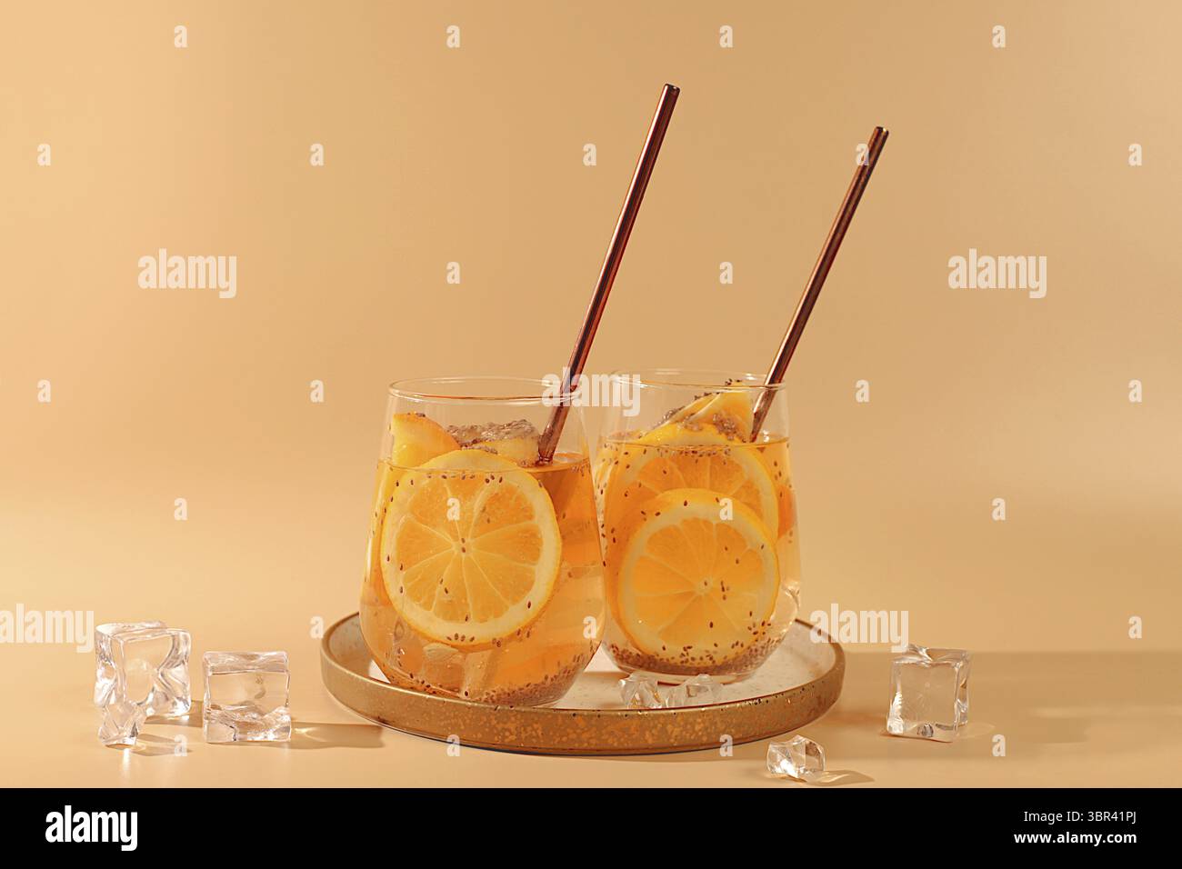 Modernes Stillleben mit Zitrusfrüchten. Diät veganer Cocktail mit Orangen, Zitronen- und Chiasamen, Detox Diät und Gewichtsreduktion Konzept, gesunder Lebensstil und Stockfoto