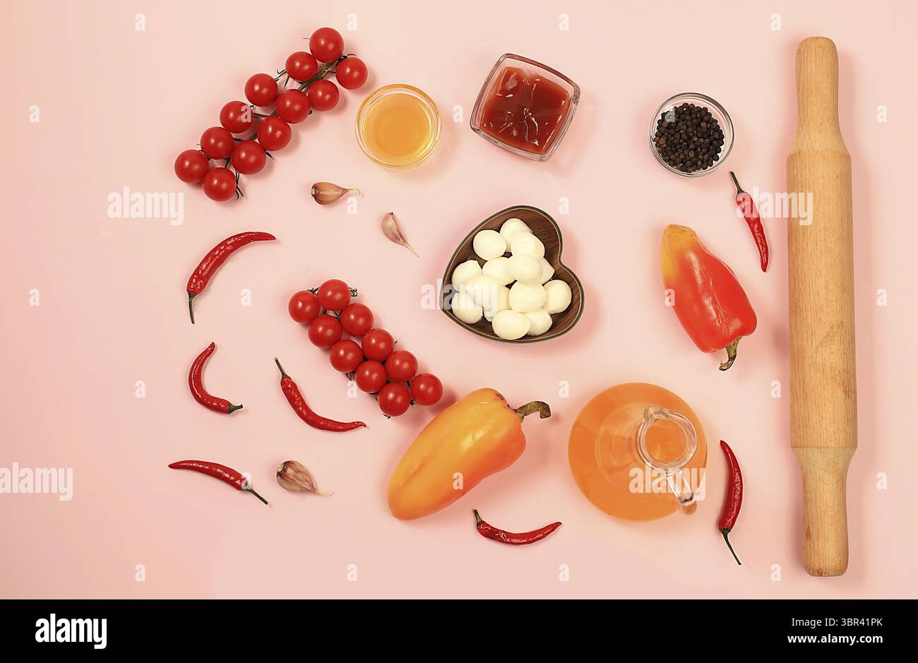 Zutaten für Pizza mit Schinken, Tomaten, Zitrone, Mozzarella, Sauce und Käse.Rezept für die Zubereitung von Speisen.modernes Backkonzept, Banner für Menü oder Re Stockfoto