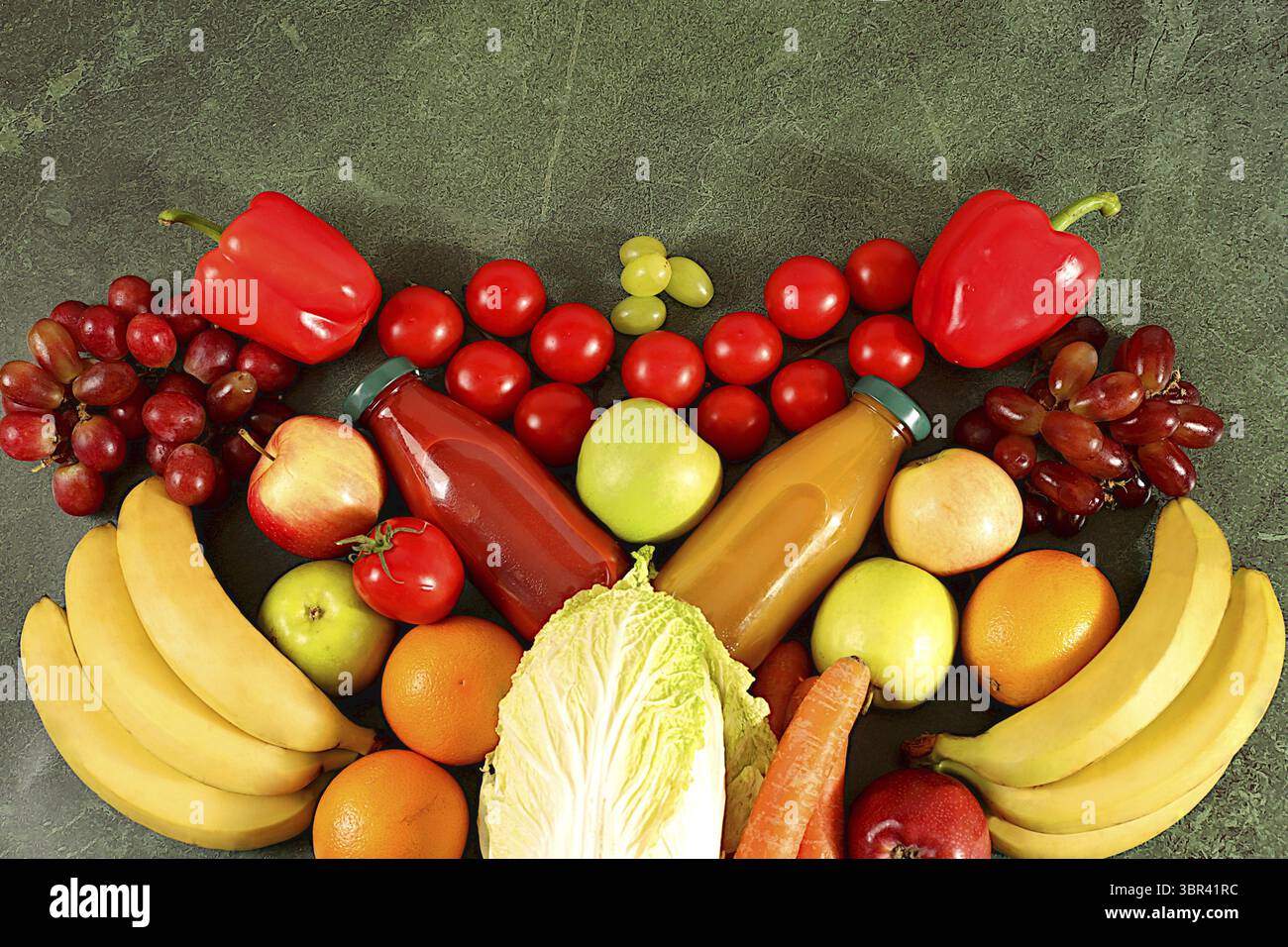 Trauben, Orangen, Tomaten, Aepfel, Bananen, Paprika und natuerlichen Saft auf hoelzernen Hintergrund, Detox-Diaet und Gewichtsverlust Konzept, gesund Stockfoto