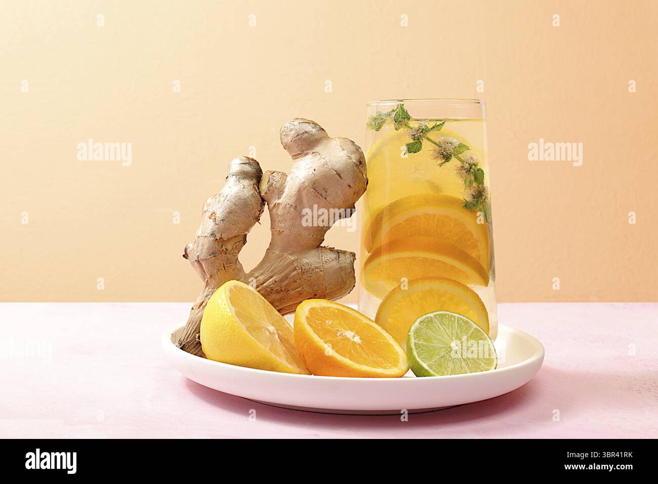 Detox Drink mit Zitrone, Minze, Limette und Ingwer auf einem Lichttisch, Mojito oder Cocktail verbessert Stoffwechsel, fördert den Gewichtsverlust und stärkt die Immunität Stockfoto