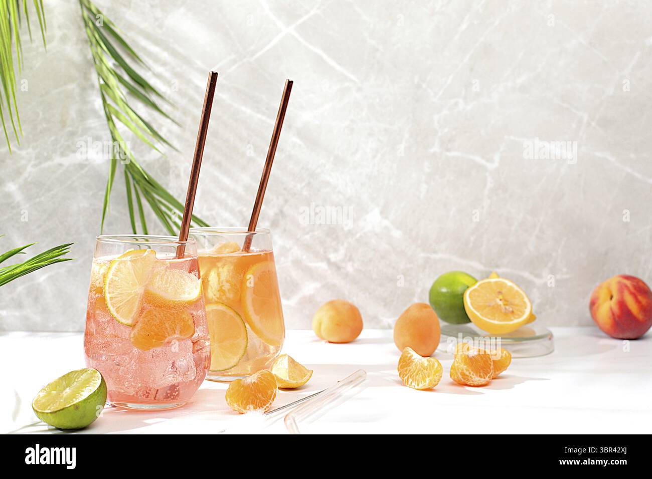Sommerparty und gesundes Lifestyle Werbebanner, Diät veganer Cocktail mit Chiasamen, Limette, Zitrone, Minze und Aprikosen. Detox-Diät und Gewichtsverlust Stockfoto