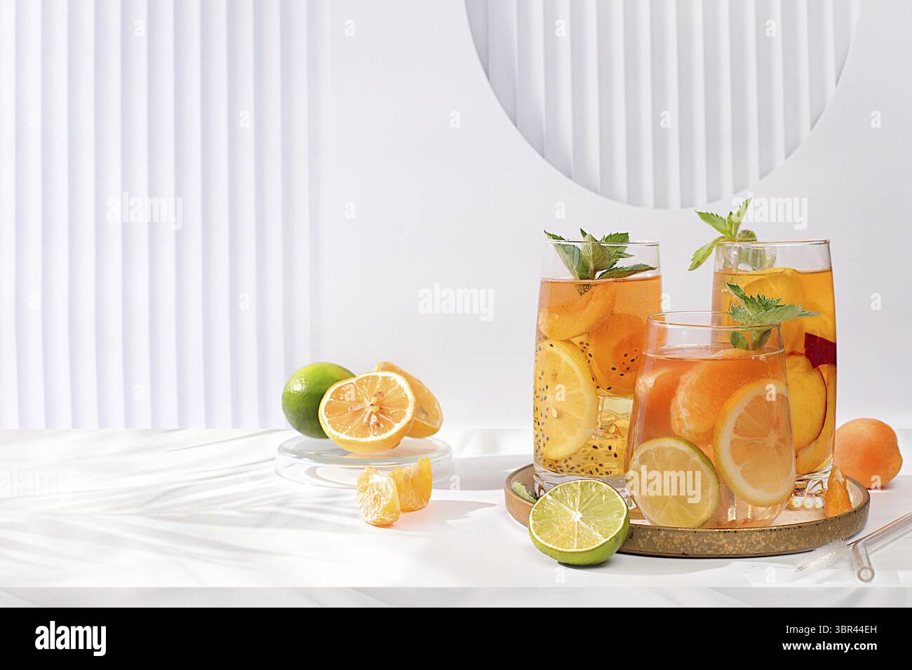 Diät-veganer Cocktail mit Chiasamen, Limette, Zitrone, Minze und Aprikosen. Detox Diät und Gewichtsverlust Konzept, Sommerparty und gesunde Lebensstil Werbung Stockfoto
