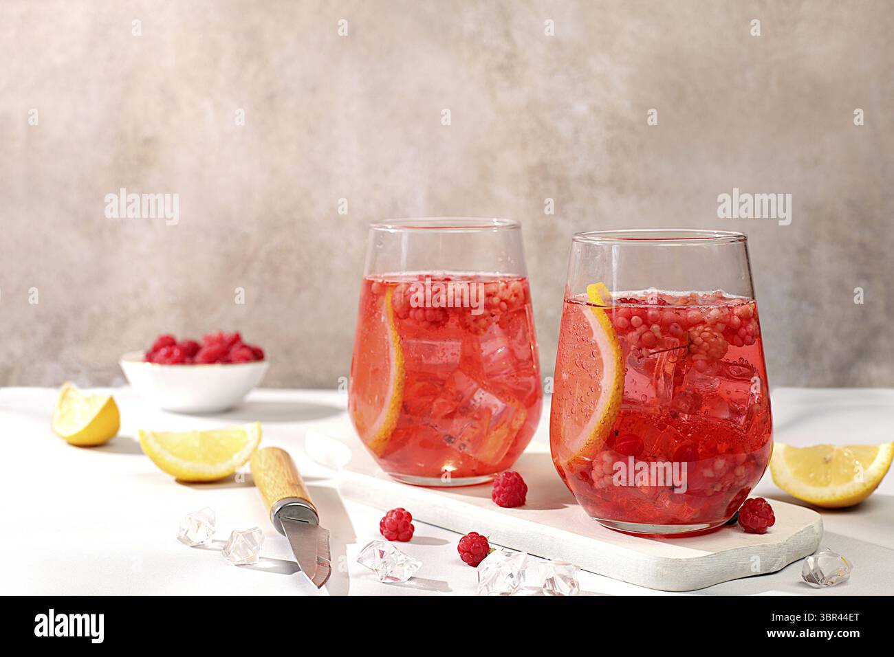 Erfrischender Sommer hausgemachter Limonade Cocktail, Mojito mit Himbeere, Johannisbeere, Minze und Zitrone, Gewichtsreduktion Konzept, Entgiftungswasser mit Fruchtgeschmack auf li Stockfoto