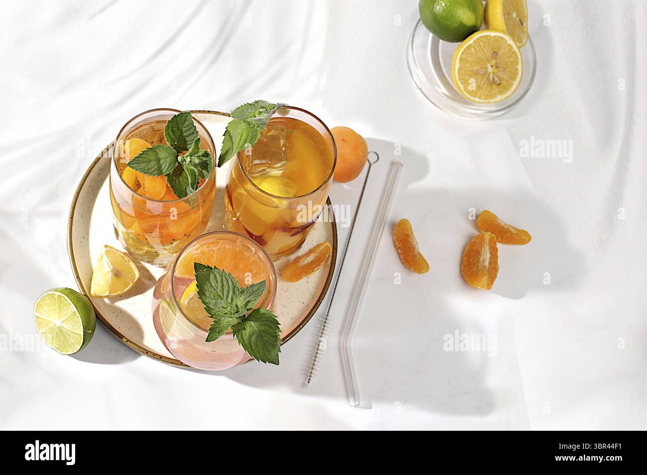 Tropischer veganer Cocktail mit Chiasamen, Limette, Zitrone, Minze und Aprikosen. Detox Diät und Gewichtsreduktion Konzept, Sommerparty und gesunder Lebensstil A Stockfoto