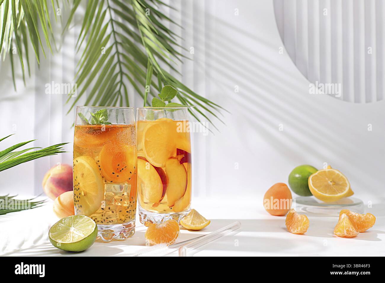 Eiskalte hausgemachte Limonade oder Cocktail mit Minze, Aprikosen, Pfirsichen, Chiasamen und Zitrusfrüchten, Rezept für ein erfrischendes Sommergetränk, Detox Diät und Stockfoto