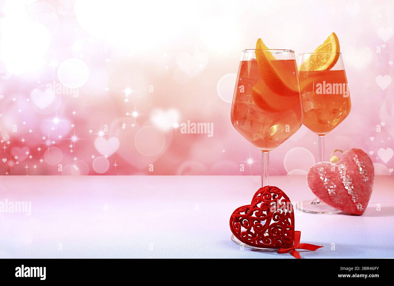 Festlicher alkoholischer Cocktail Aperol Spritz in Gläsern und Liebesherzen, Valentinstag-Konzept, alkoholische Getränke auf Party, Bar und Restaurantwerbung Stockfoto