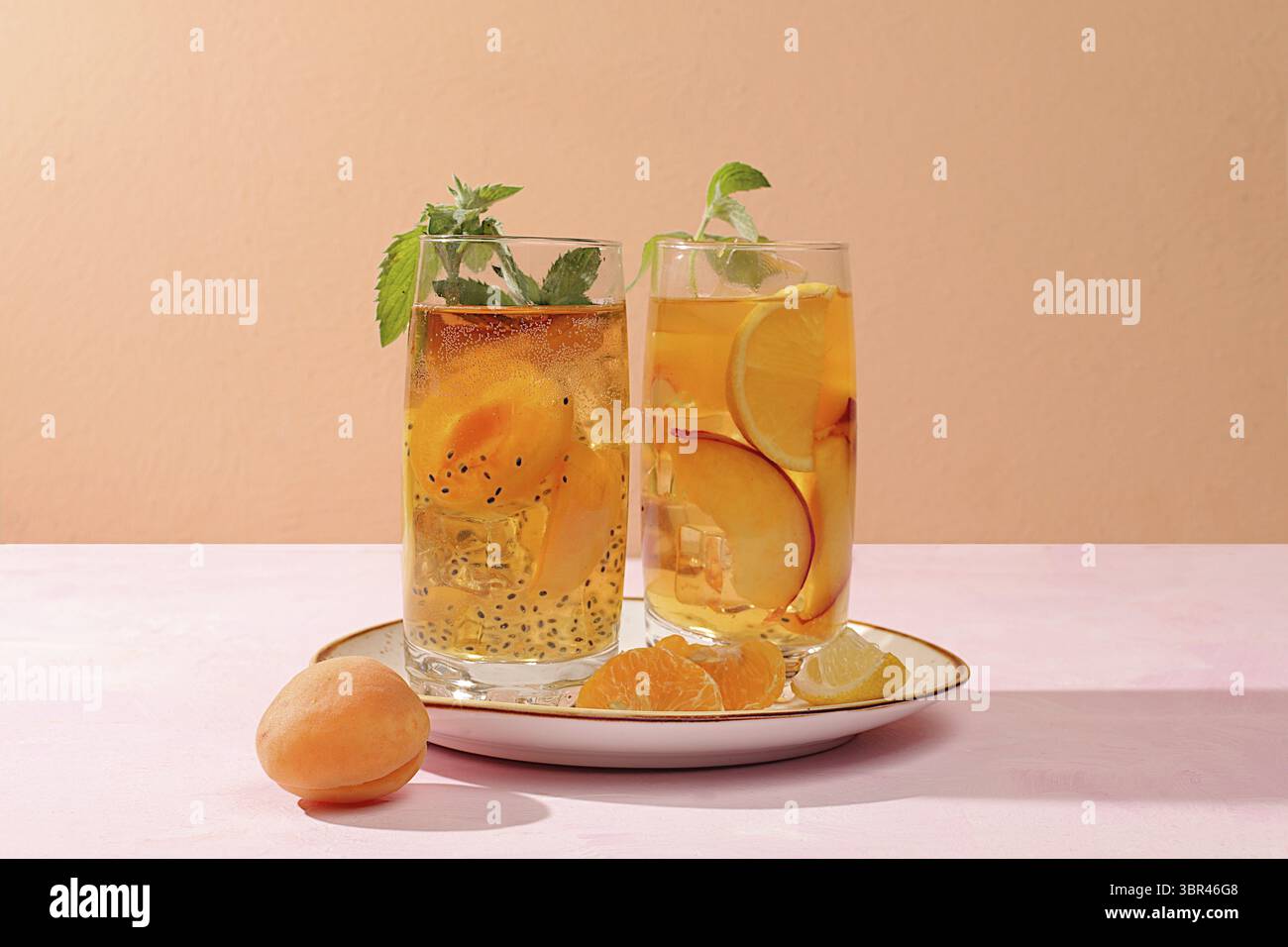 Eiskalte hausgemachte Limonade oder Cocktail mit Minze, Aprikosen, Pfirsichen, Chiasamen und Zitrusfrüchten, Rezept für ein erfrischendes Sommergetränk, Detox Diät und Stockfoto