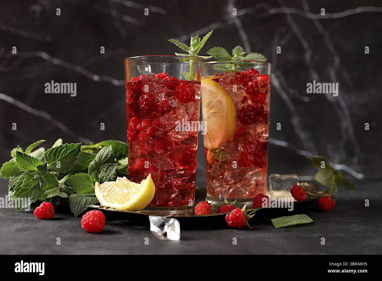Erfrischender hausgemachter Limonade-Cocktail im Sommer, Mojito mit Himbeeren, Johannisbeeren, Minze und Zitrone, Entgiftungswasser mit Fruchtgeschmack, Gewichtsreduktion Konzept, Heilung Stockfoto