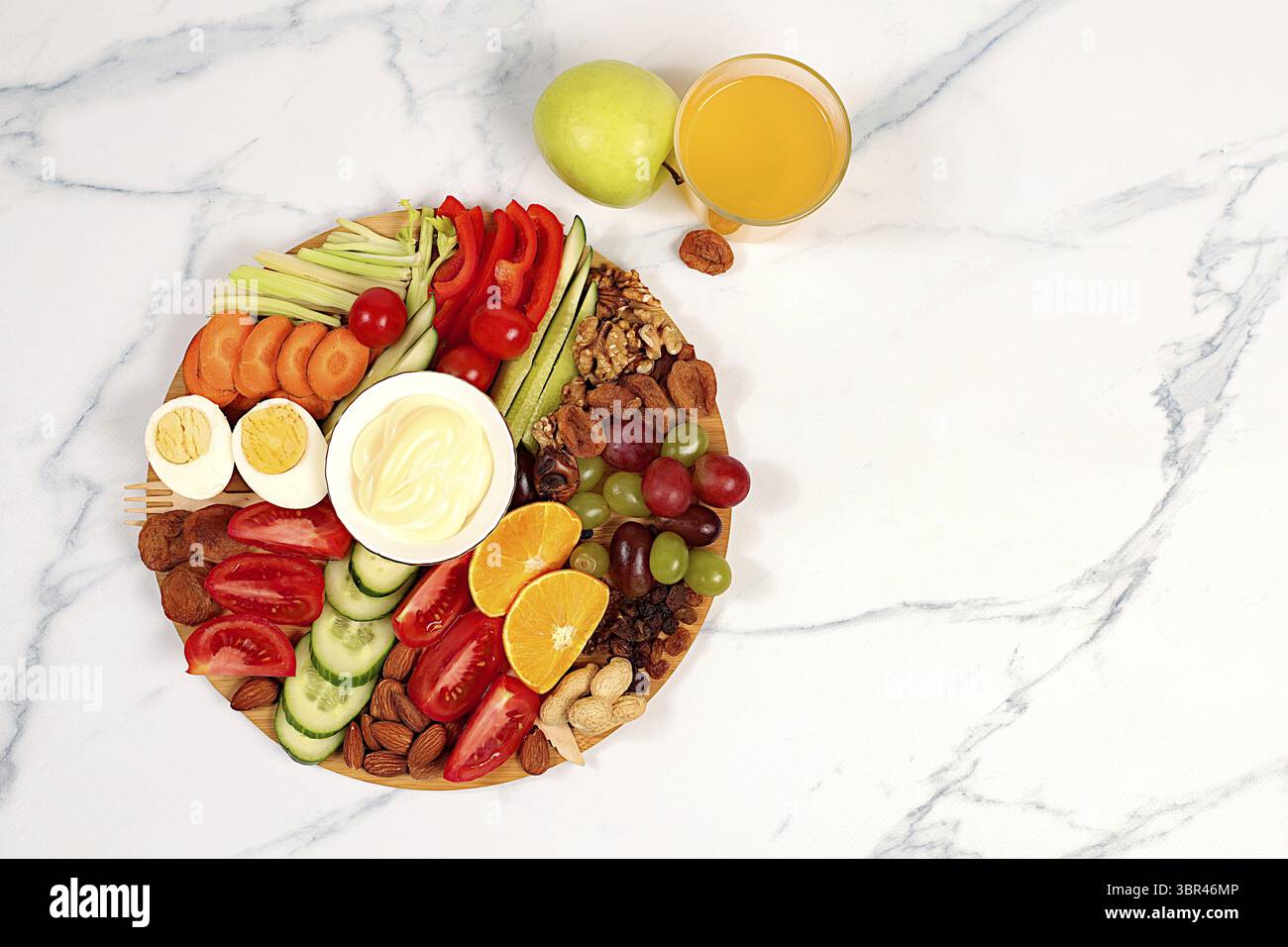 Rohkost-Konzept und Diaet-Lebensmittel, gesunde Bio-Produkte für die Gewichtsabnahme und Gewichtsreduktion, intermittierendes fasten. Gesundes Fruehs Stockfoto