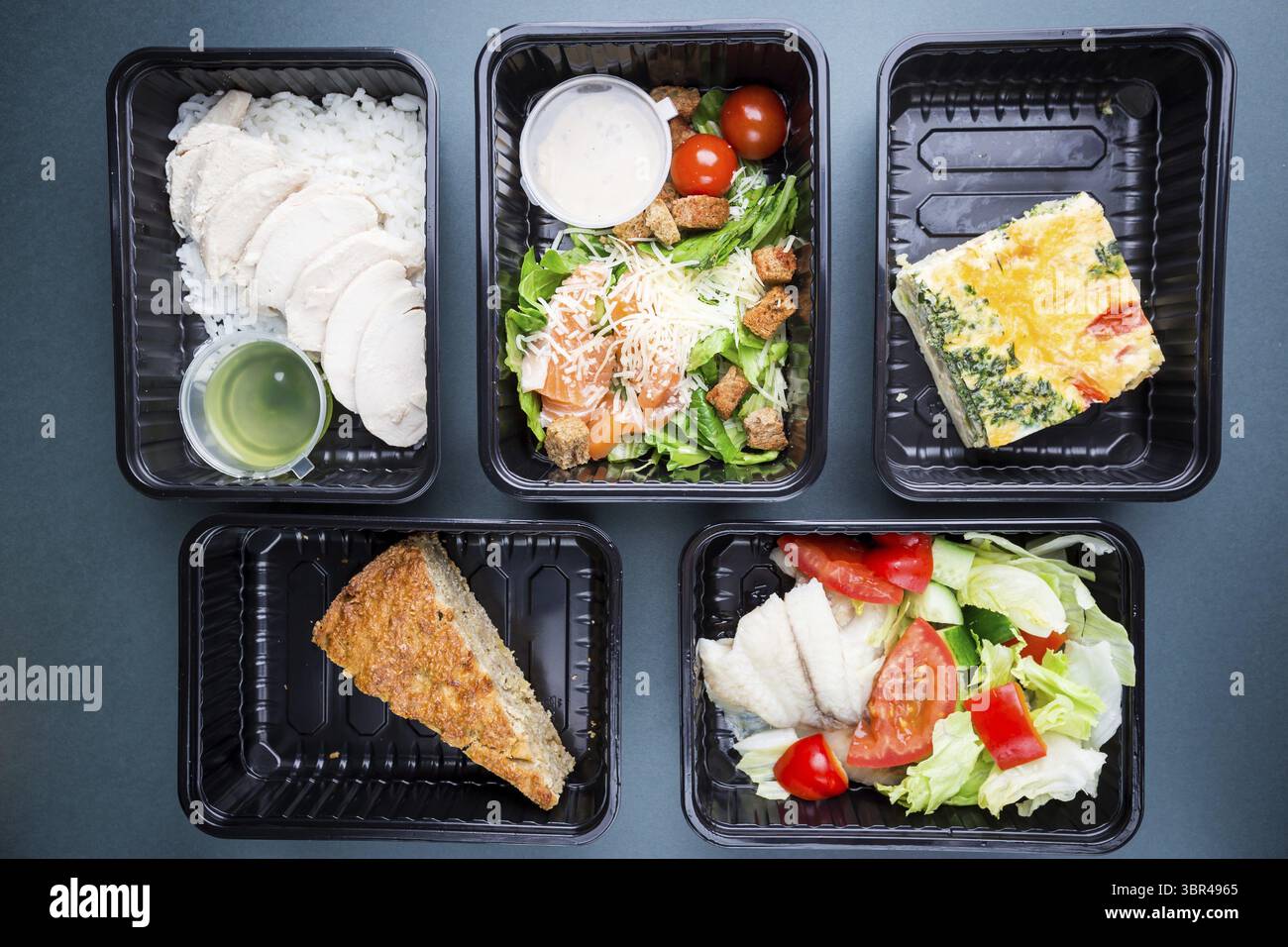 Gesunde Lebensmittelversorgung. Nehmen Sie Nahrung für die Diät. Fitness-Ernährung, ausgewogene Proteine, Fette und Kohlenhydrate in Kunststoffboxen. Draufsicht, flach Stockfoto