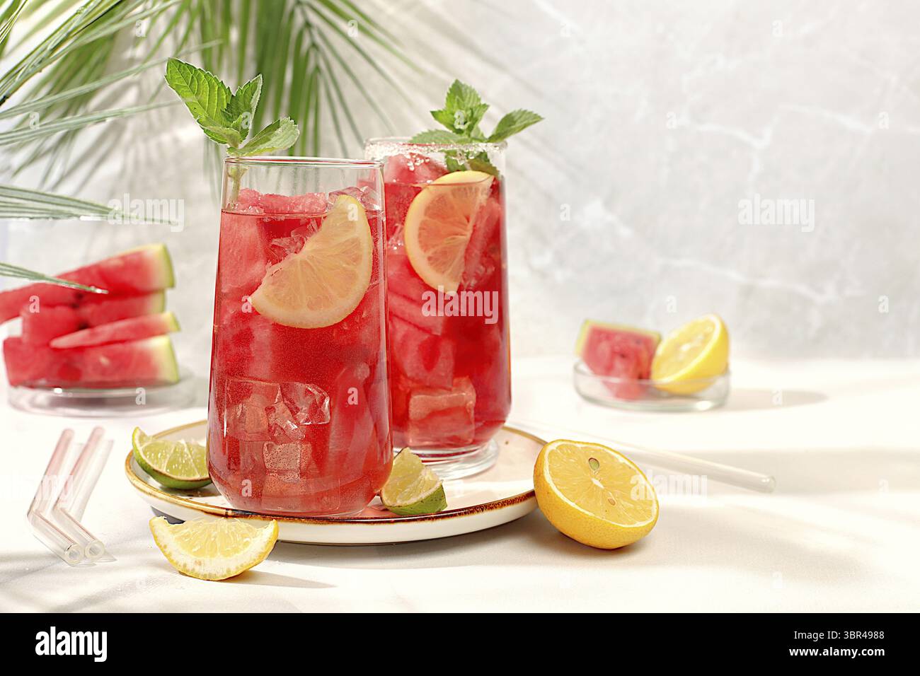 Eiskalte hausgemachte Limonade oder Cocktail mit Minze, Wassermelone und Früchten auf einem sonnigen Tisch, erfrischendes Sommergetränk Rezept, Entgiftungsdiät und Gewichtsverlust c Stockfoto