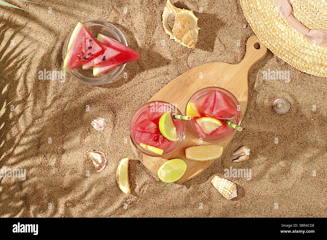 Eiskalte hausgemachte Limonade oder Cocktail mit Minze, Wassermelone und Früchten am Sandstrand, erfrischendes Sommergetränk Rezept, Entgiftungsdiät und Gewichtsverlust Stockfoto