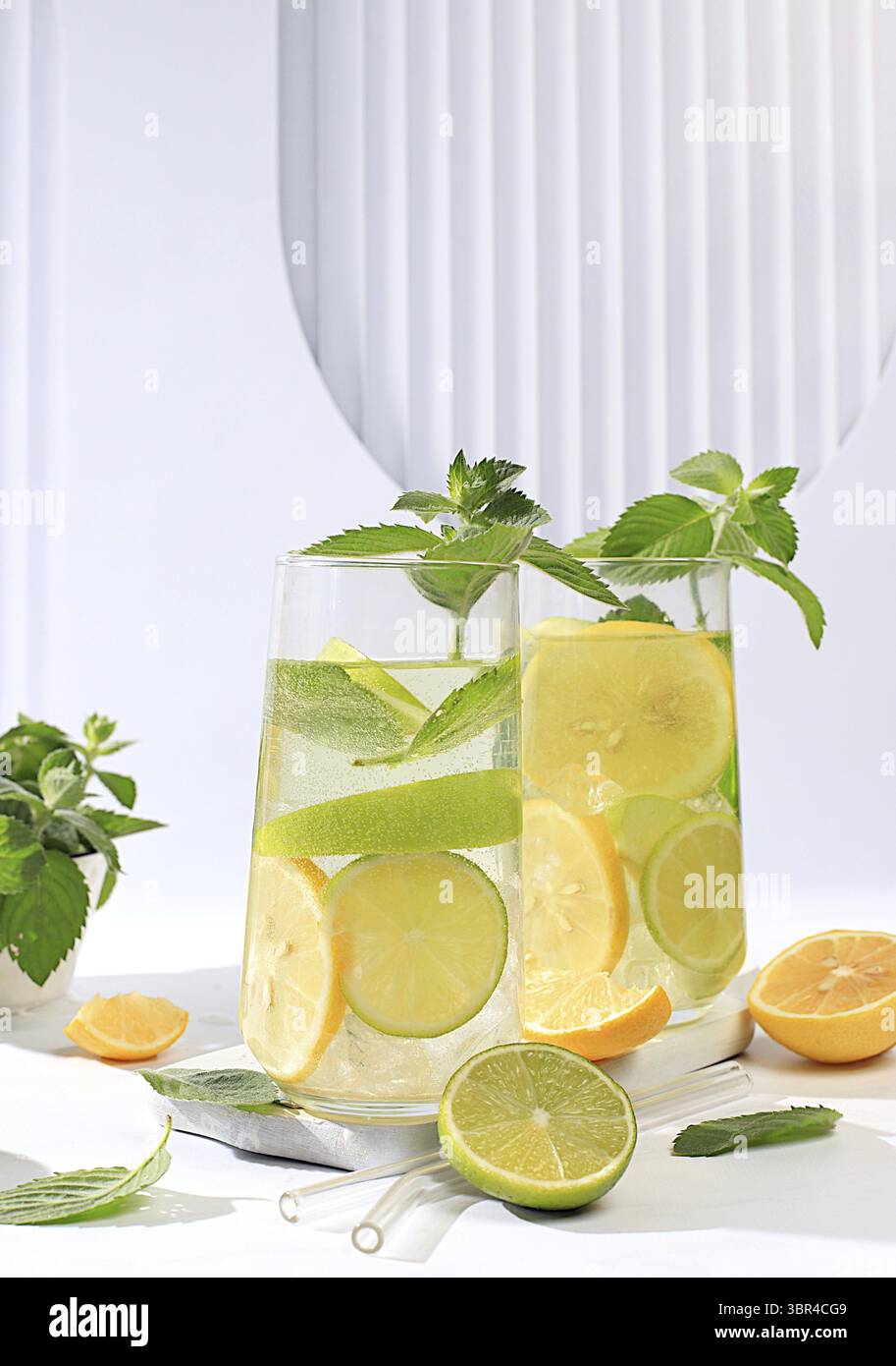 Diät veganer Cocktail mit Zitrusfrüchten, Entgiftungswasser, Mojito mit Zitrone, Limette, Orange, Minze und grüner Apfel. Detox Diät und Gewichtsverlust Konzept, gesunde Leben Stockfoto