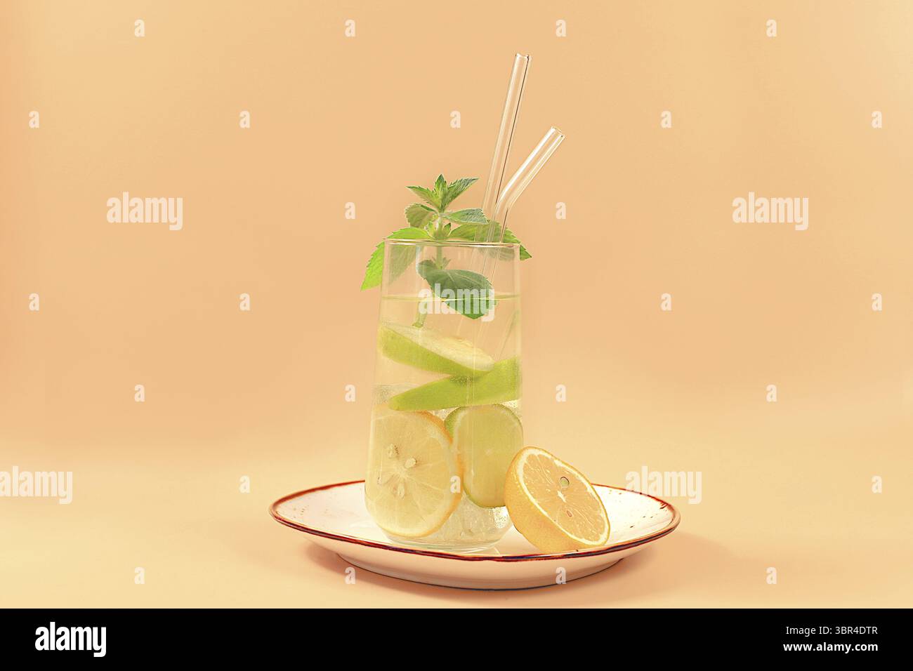 Detox Drink mit Zitrone, Minze, Limette und grünem Apfel auf einem Leuchttisch, Mojito oder Cocktail verbessert den Stoffwechsel, fördert den Gewichtsverlust und stärkt Immu Stockfoto