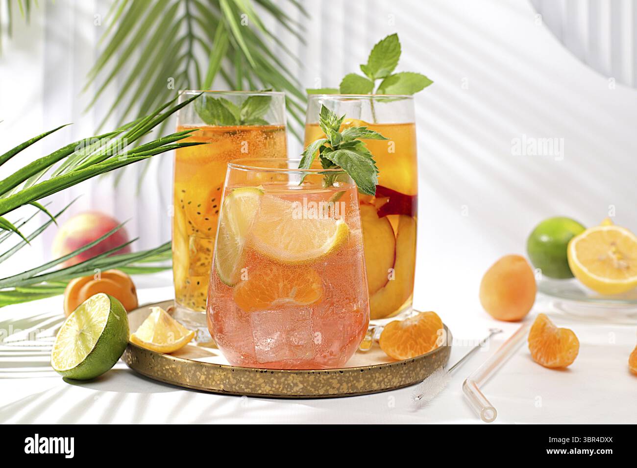 Sommerparty und gesundes Lifestyle Werbebanner, Diät veganer Cocktail mit Chiasamen, Limette, Zitrone, Minze und Aprikosen. Detox-Diät und Gewichtsverlust Stockfoto
