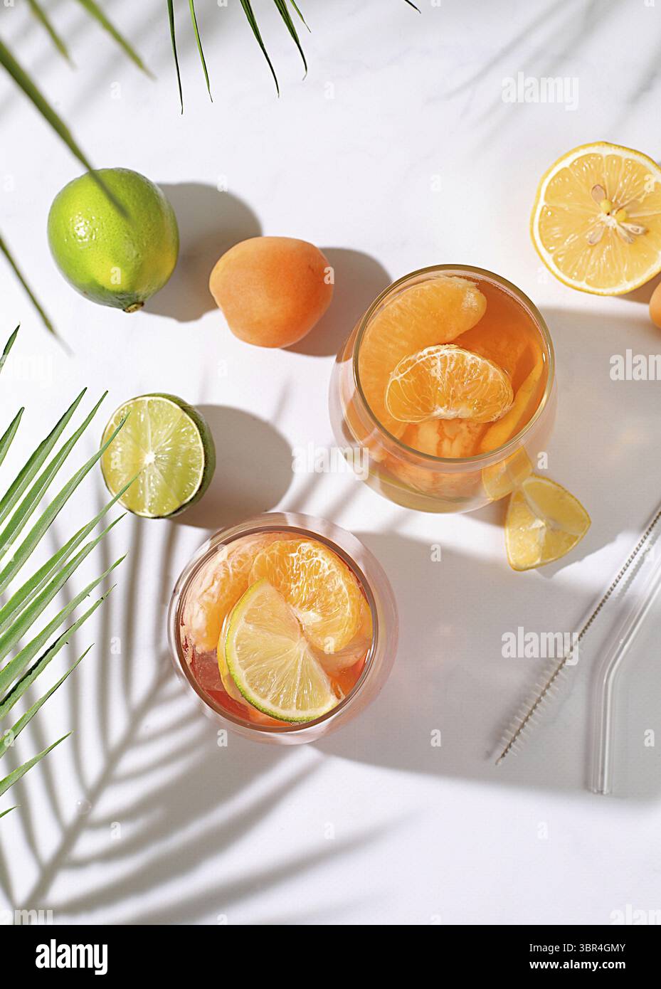 Sommerparty und gesundes Lifestyle Werbebanner, Diät veganer Cocktail mit Chiasamen, Limette, Zitrone, Minze und Aprikosen. Detox-Diät und Gewichtsverlust Stockfoto