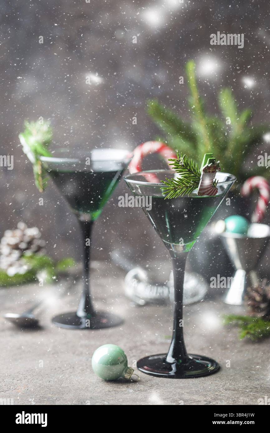 Nahaufnahme des grünen Cocktails in Martini Gläser mit Minze über grauer Hintergrund Stockfoto