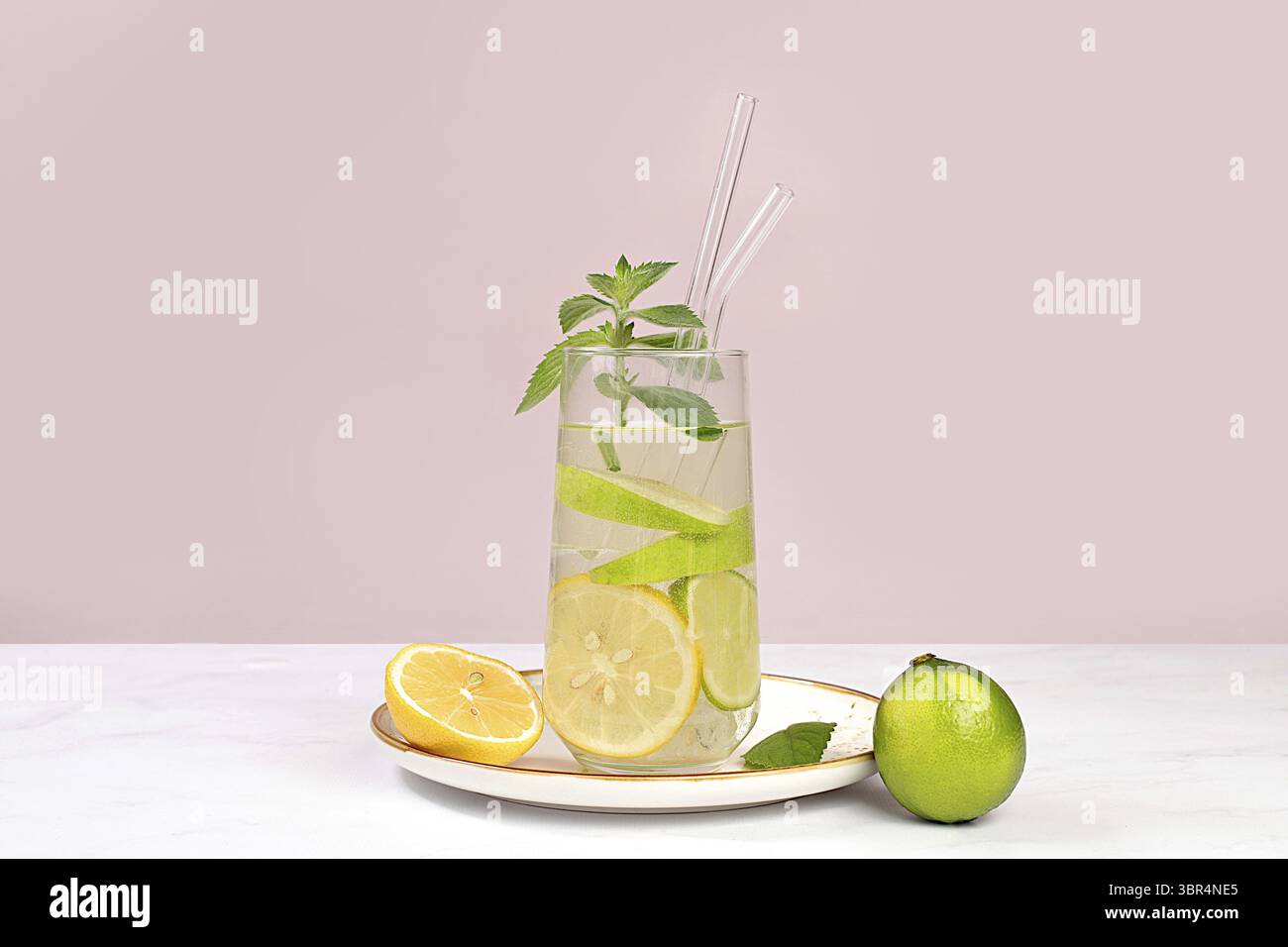 Detox Drink mit Zitrone, Minze, Limette und grünem Apfel auf einem Leuchttisch, Mojito oder Cocktail verbessert den Stoffwechsel, fördert den Gewichtsverlust und stärkt Immu Stockfoto
