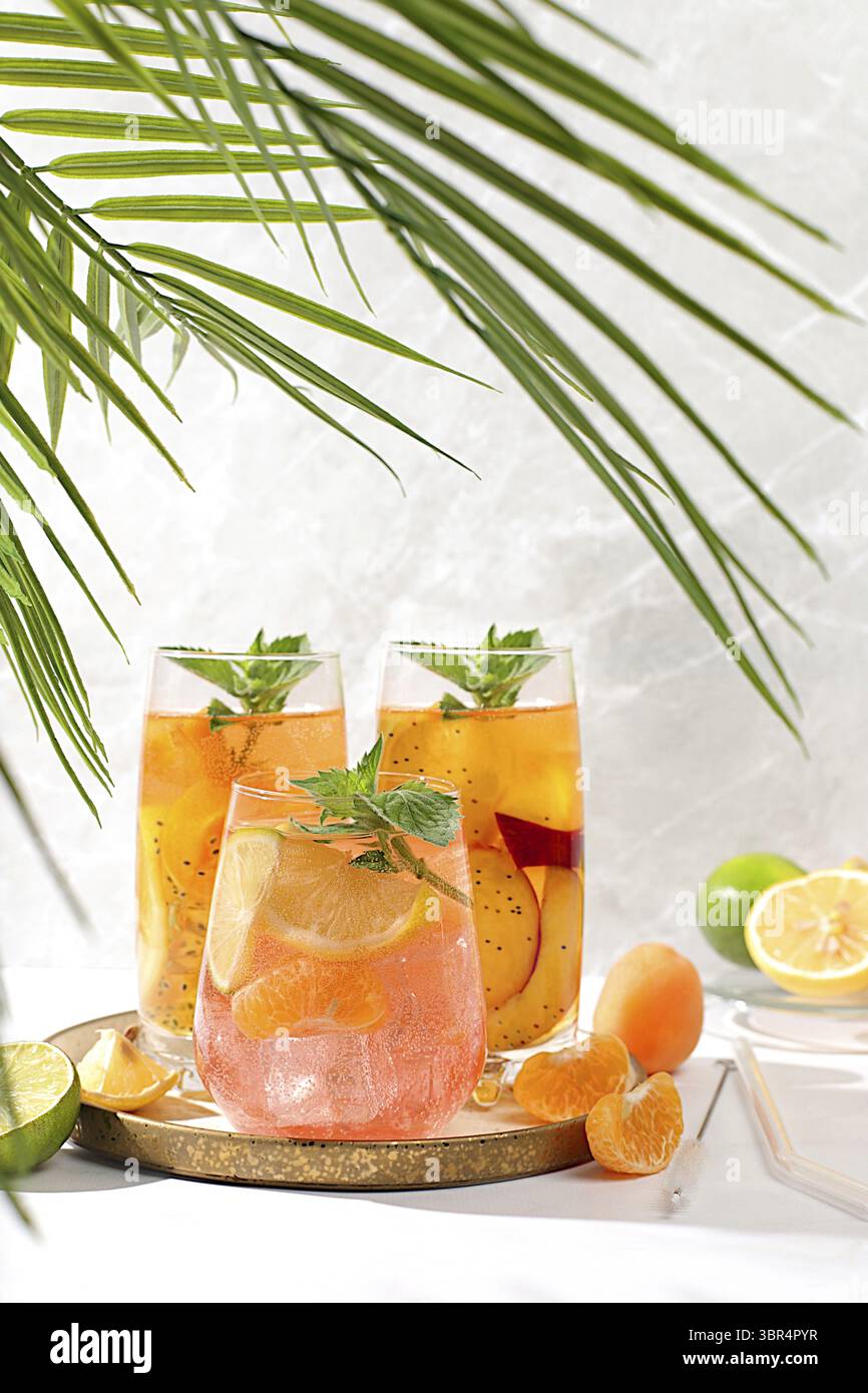 Tropischer veganer Cocktail mit Chiasamen, Limette, Zitrone, Minze und Aprikosen. Detox Diät und Gewichtsreduktion Konzept, Sommerparty und gesunder Lebensstil A Stockfoto