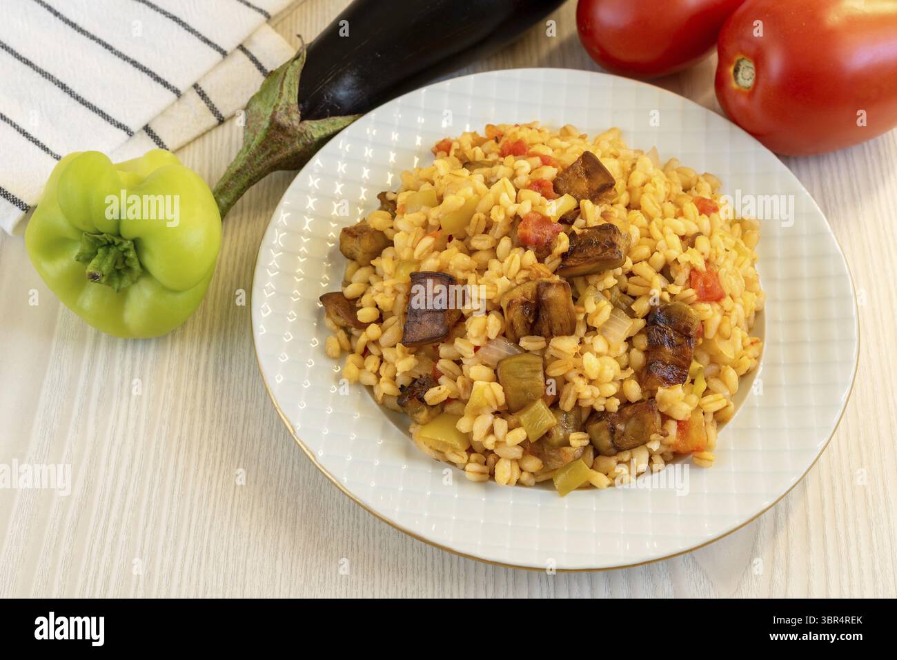 Türkischer Pilaf aus Bulgur, Auberginen und Gemüse. Blick von oben Stockfoto