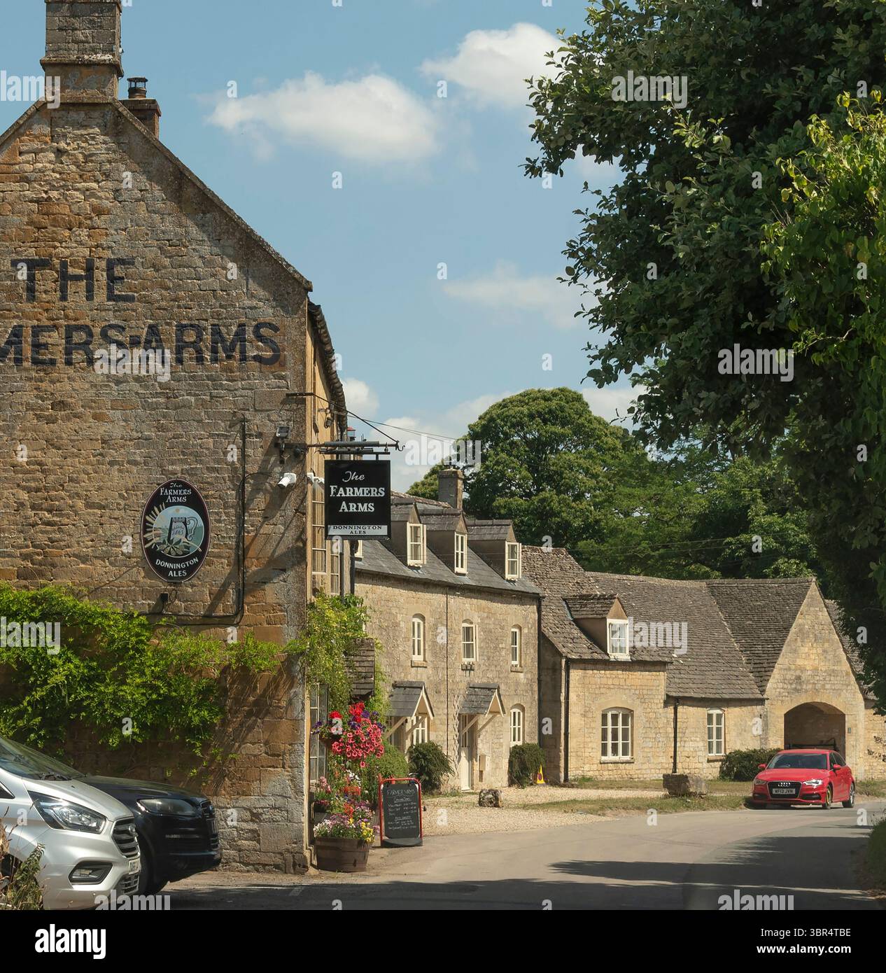 Guiting Power Cheltenham Gloucestershire England Vereinigtes Königreich. 30.06.2025. Farmers Arms Pub auf dem Platz in Guiting Power, einem Dorf in Cotswold bei Cheltenham. Stockfoto