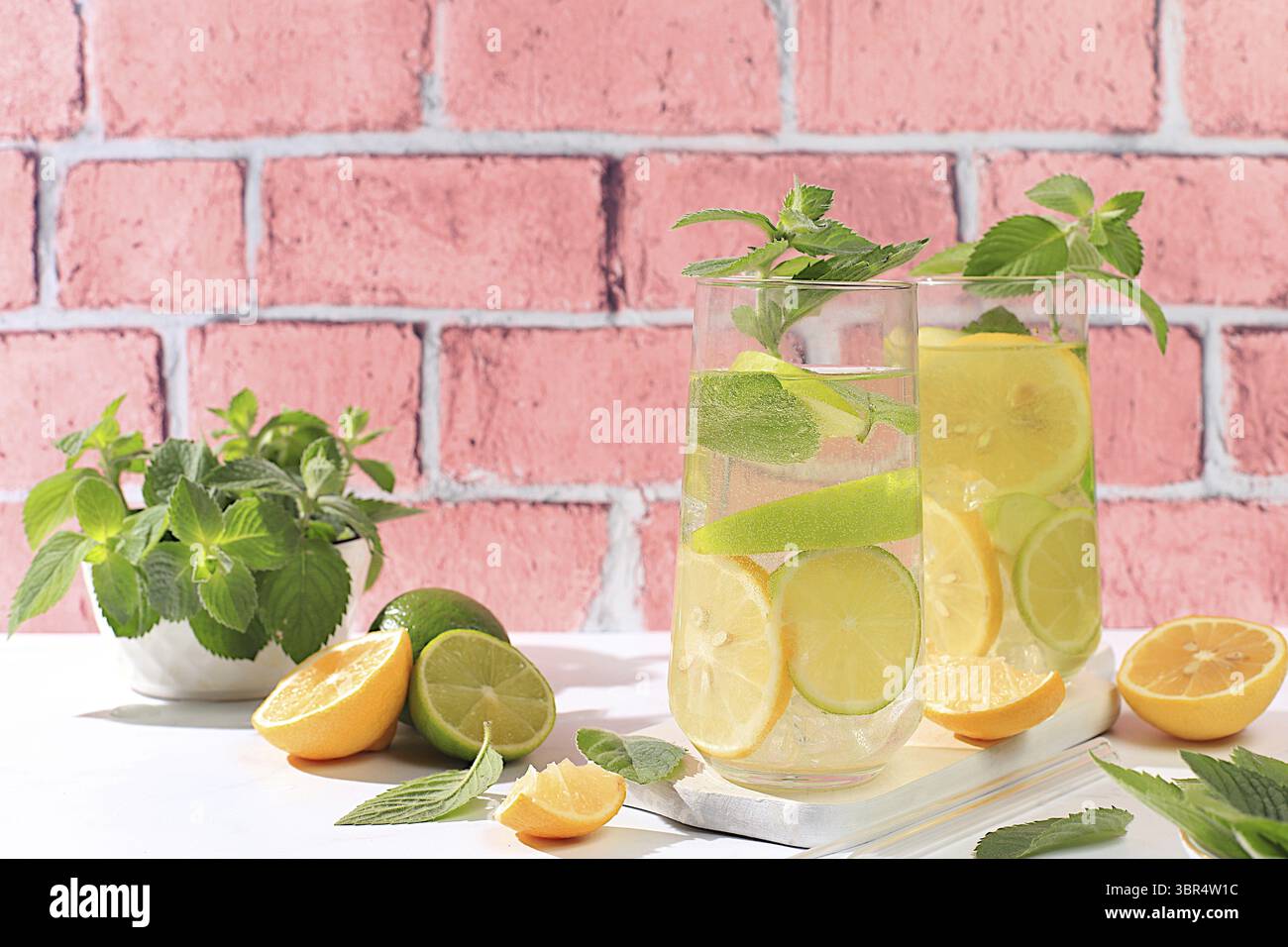 Diät veganer Cocktail mit Zitrusfrüchten, Entgiftungswasser, Mojito mit Zitrone, Limette, Orange, Minze und grüner Apfel. Detox Diät und Gewichtsverlust Konzept, gesunde Leben Stockfoto