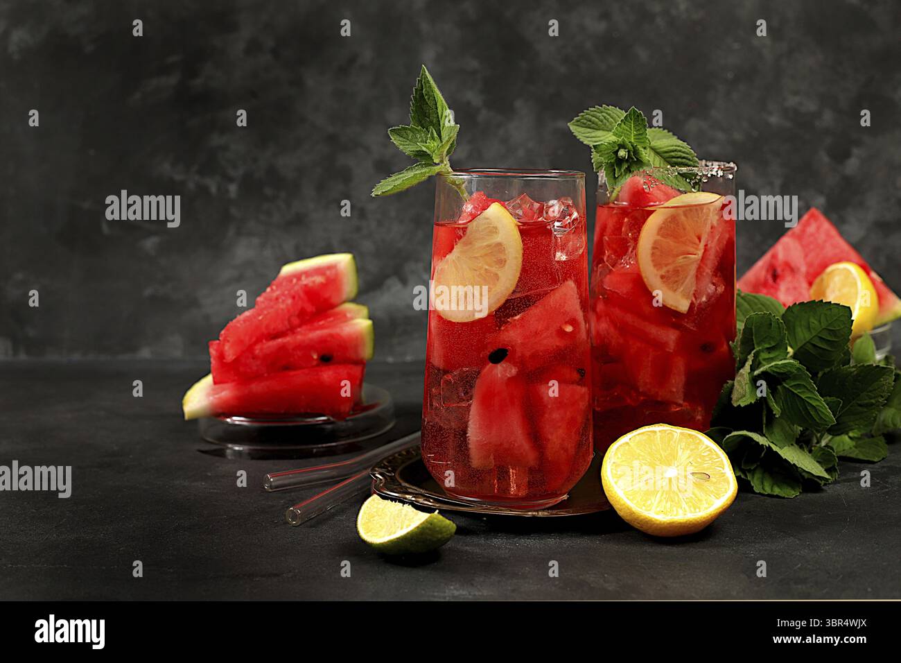 Eiskalte hausgemachte Limonade oder Cocktail mit Minze, Wassermelone und Früchten auf einem dunklen Tisch, erfrischendes Sommergetränk Rezept, Entgiftungsdiät und Gewichtsverlust Co Stockfoto