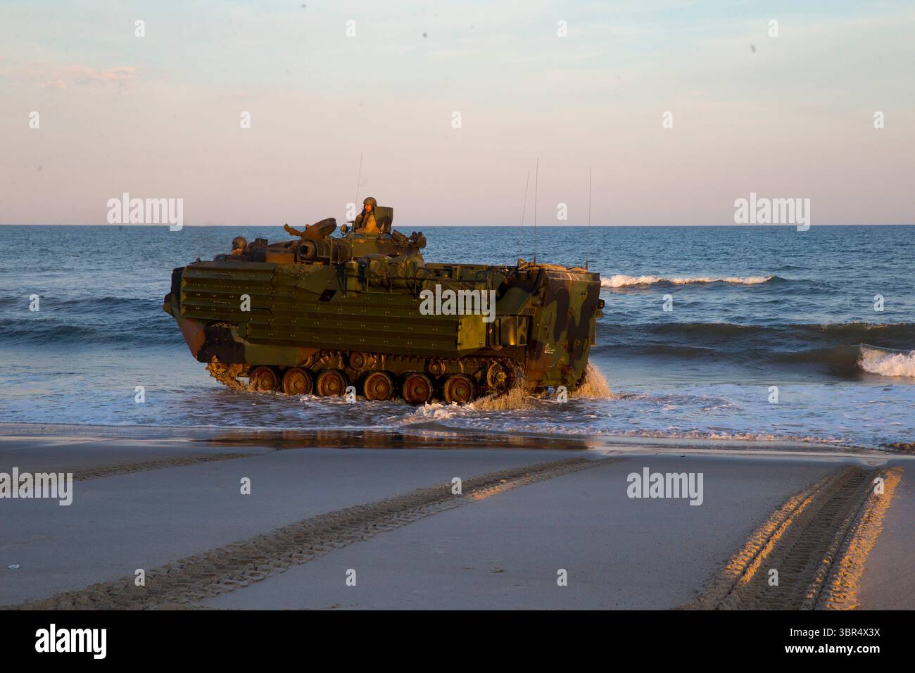 26. Juni 2020: Camp Lejeune, North Carolina, USA: James Bastian, links, und CPL. Michael Lutz, Besatzungsmitglieder für amphibische Angriffsfahrzeuge mit 3. Zug, Bravo Company, 2. Sturm Amphibisches Bataillon, 2. Marine Division, betreiben ein amphibisches Angriffsfahrzeug auf Onslow Beach während einer dreitägigen Schiff-zu-Land-Übung auf Camp Lejeune, North Carolina, 26. Juni 2020. Während der Übung führten die Marines amphibische Manöver und dynamische Schiff-zu-Land-Operationen mit der USS Wasp (LHD 1) durch. (Bild: © Jacqueline Parsons/USA Marines/ZUMA Wire/ZUMAPRESS.com) Stockfoto