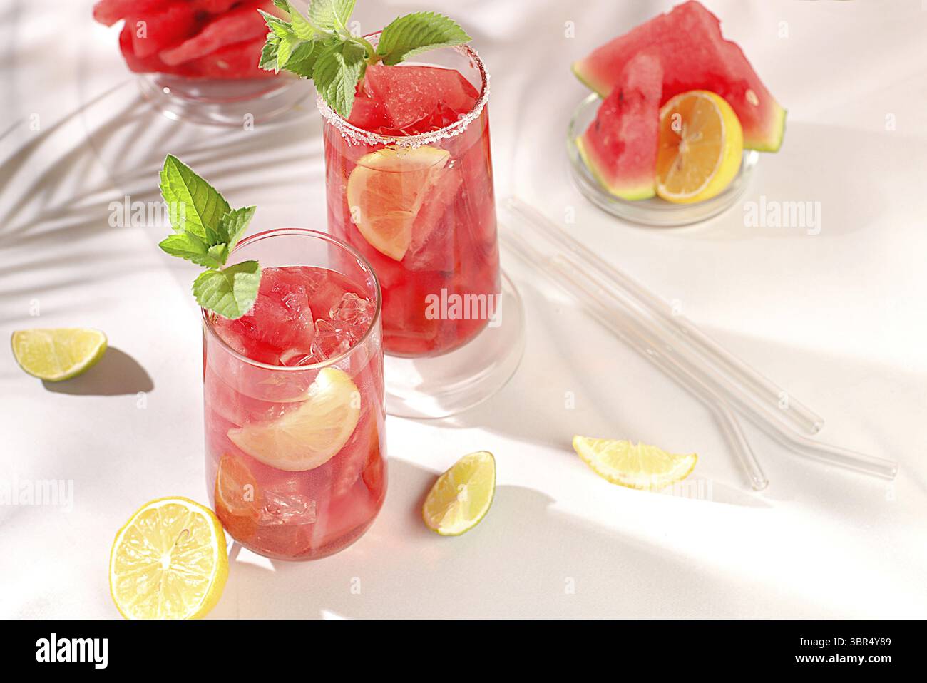 Eiskalte hausgemachte Limonade oder Cocktail mit Minze, Wassermelone und Früchten auf einem sonnigen Tisch, erfrischendes Sommergetränk Rezept, Entgiftungsdiät und Gewichtsverlust c Stockfoto