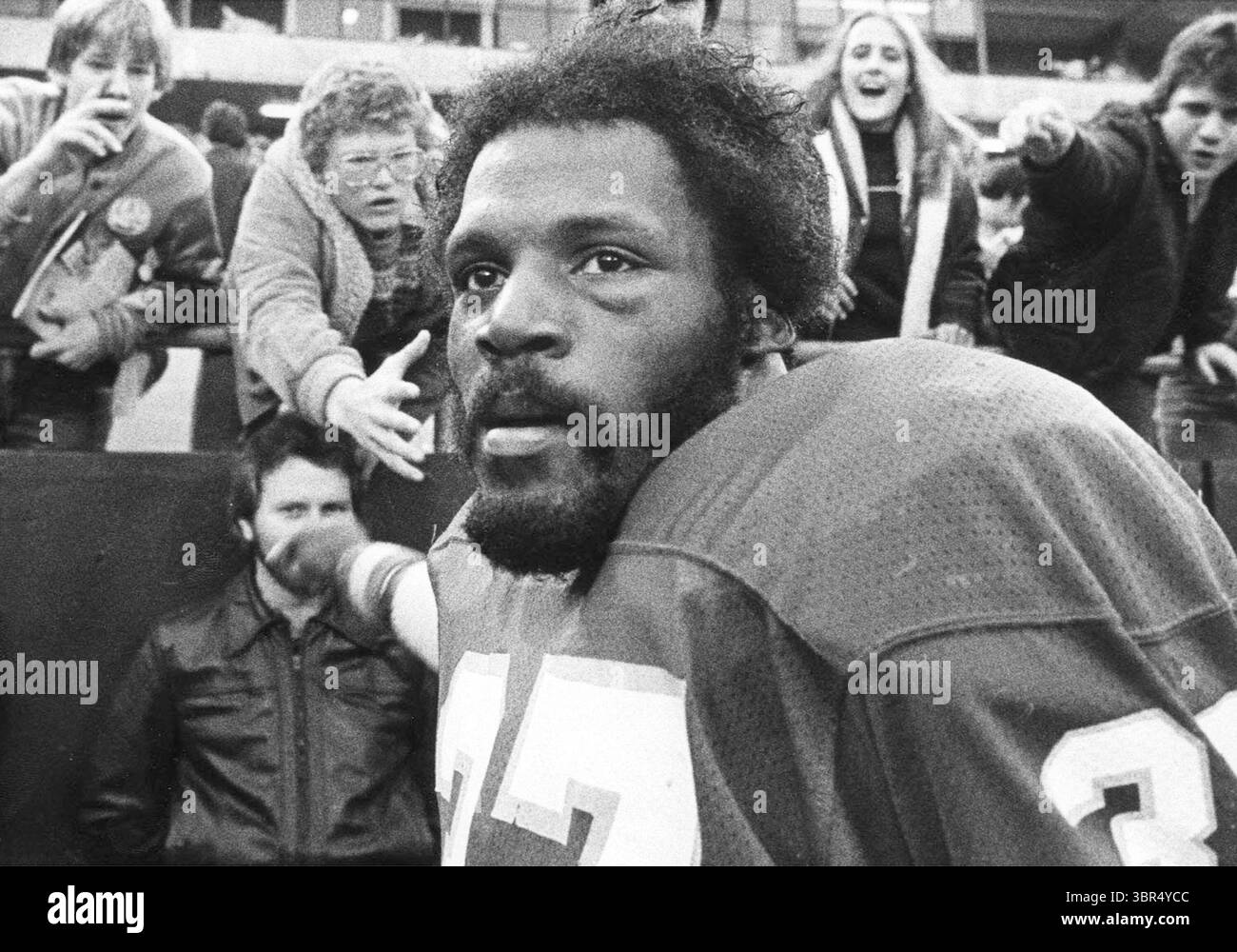 16. Juli 2020, Kansas City, MO, USA: Kansas City Chiefs laufen Joe Delaney in einem Dateifoto von 1981 zurück. Delaney starb bei dem Versuch, Kinder vor dem Ertrinken in Louisiana zu retten. Er und eines der Kinder starben während des Rettungsversuchs. (Kreditbild: © TNS via ZUMA Wire) Stockfoto