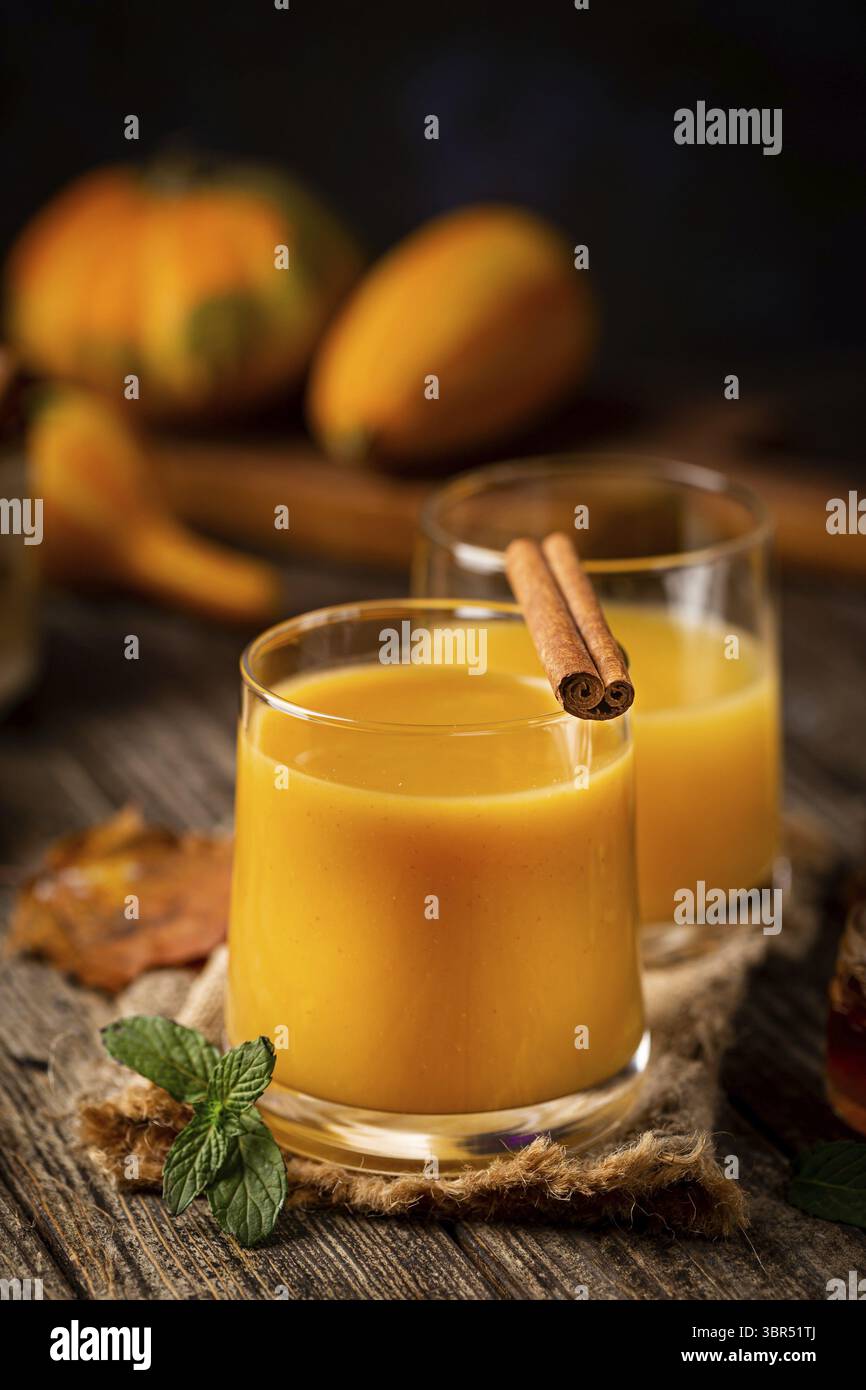 Kürbis und Orange gewürzter Herbstcocktail mit Zimt Stockfoto
