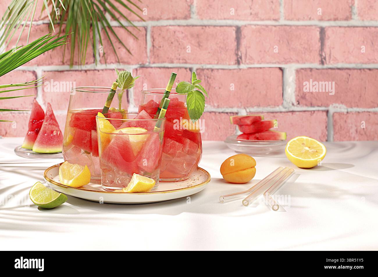 Eiskalte hausgemachte Limonade oder Cocktail mit Minze, Wassermelone und Früchten auf einem sonnigen Tisch, erfrischendes Sommergetränk Rezept, Entgiftungsdiät und Gewichtsverlust c Stockfoto