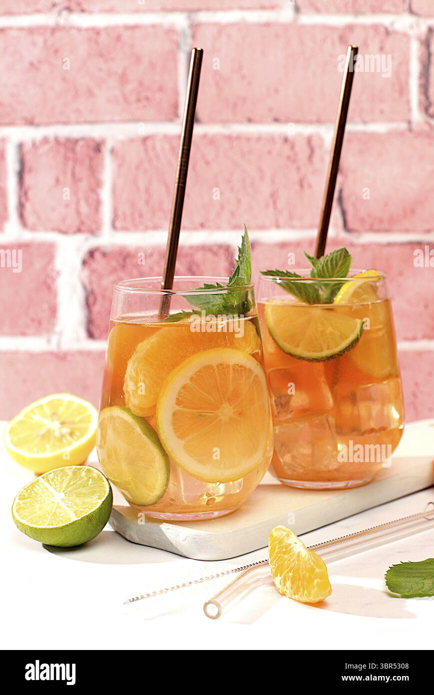 Tropischer veganer Cocktail mit Chiasamen, Limette, Zitrone, Minze und Aprikosen. Detox Diät und Gewichtsreduktion Konzept, Sommerparty und gesunder Lebensstil A Stockfoto
