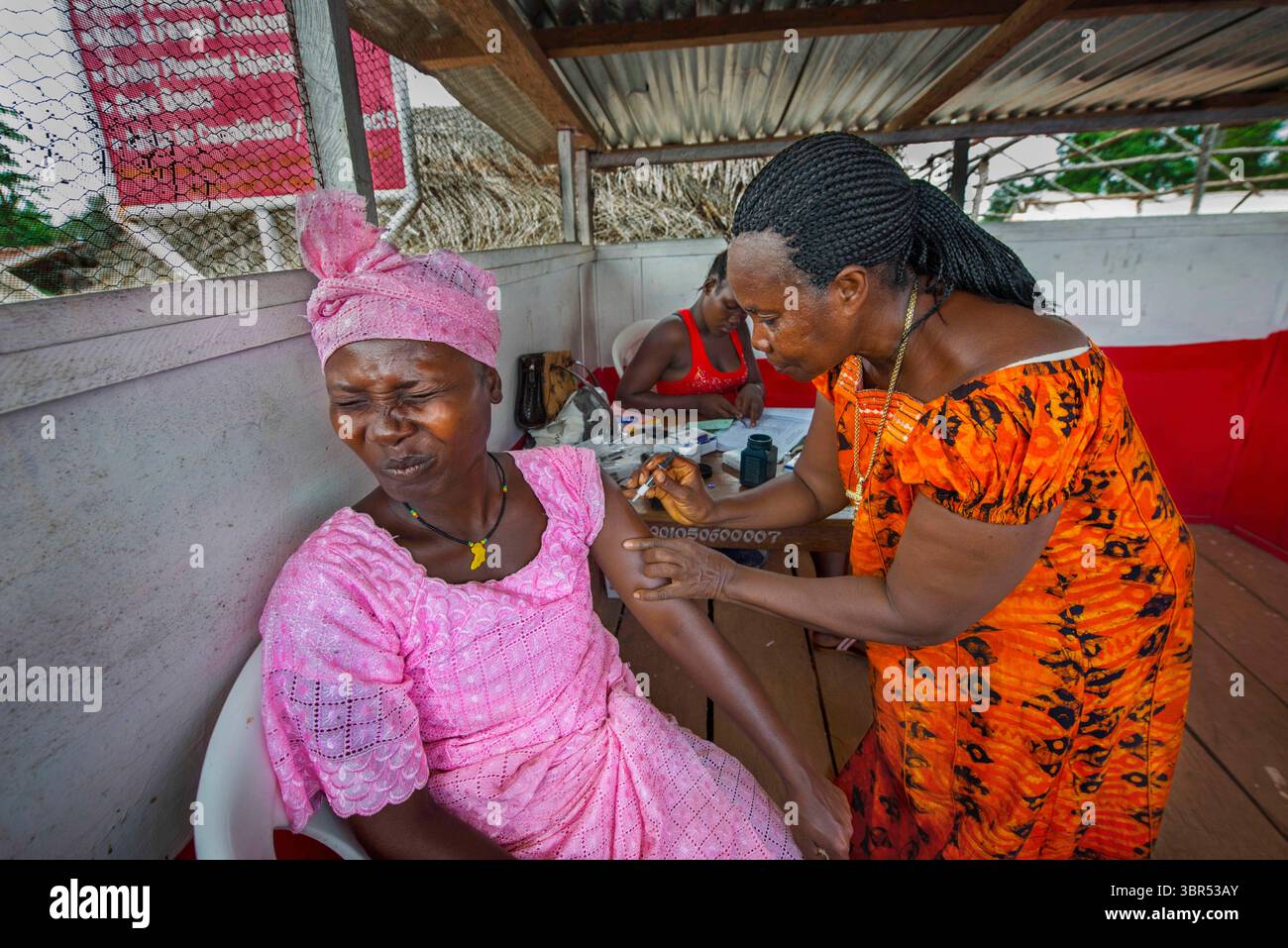 25. April 2014, Gbarnga, Liberia: PATIENCE erhält ihre dreimonatige Depo-Provera-Verhütungsspritze von THERESA GLOLI, einer ausgebildeten Hebamme und Krankenschwester in Liberia. Theresa leitet eine Familienplanung Gesundheitsklinik, die sie jeden Freitag mitten auf dem Markt in Gbarnga errichtet, wissend, dass es der geschäftigste Tag der Woche für Frauen zum Einkaufen ist. Im Moment des Aufzugs schreibt Melinda Gates: „Wenn Frauen in der Lage sind, ihre Schwangerschaften zeitlich und räumlich zu gestalten, ist es wahrscheinlicher, dass sie ihre Ausbildung vorantreiben, ein Einkommen verdienen, gesunde Kinder großziehen und die Zeit und das Geld haben, um jedem Kind die Nahrung, Pflege und zu geben Stockfoto